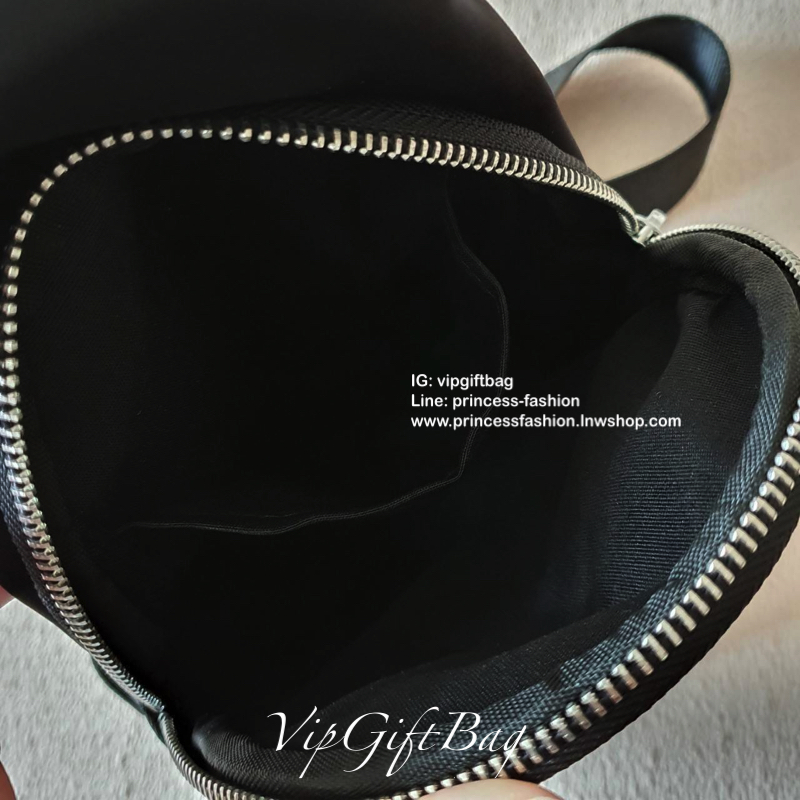 มาใหม่อีกหนึ่งรุ่น Prada เหมาะกับท่านชาย กับกระเป๋าคาดอก ทรงสวย ทรงฮิต วัสดุผ้า NYLON คุณภาพดี กันน้ำ100% ใส่ของได้หลากหลาย ตัวกระเป๋าอะไหล่สีเงิน มาพร้อมซิปด้านหน้ากระเป๋า ใส่ของได้หลากหลาย เพิ่มลุคเท่ในวันชิลๆให้กับคุ ผู้ชายที่สุด จะซื้อใช้เองหรือเป็นขอ