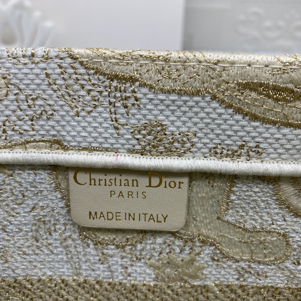 CHRISTIAN MEDIUM DIOR BOOK TOTE เอกลักษณ์ของความหรู เป็นทางช็อปปิ้งBag ที่ต้องมี ภายในโล่งกว้างมาก ใส่ของแบบแน่นๆ จุๆไปได้เลย น้ำหนักเบาสบาย งานออริปักขึ้นรูปสวยมาก มี code stamp พร้อมส่งที่ไทย ภาพสินค้าถ่ายจากงานขายจริง ใช้งานต่างประเทศได้ค่ะ