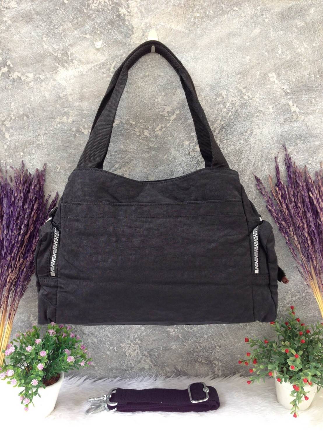 KIpling Felix Large Handbag Bag กระเป๋าถือหรือสะพายสไตล์ลำลองวัสดุ Nylon + Polyester 100% น้ำหนักเบามีหูหิ้วเเละสายสะพายยาวเลื่อนปรับระดับได้ถอดได้ เปิดปิดด้วยซิปสะดวกใช้ โลโก้เเบรนด์ มีช่องแบ่งถึง3ช่องเเยกเป็นสัดส่วน ด้านหน้าและด้านหลังมีช่องใส่ของเปิดปิ