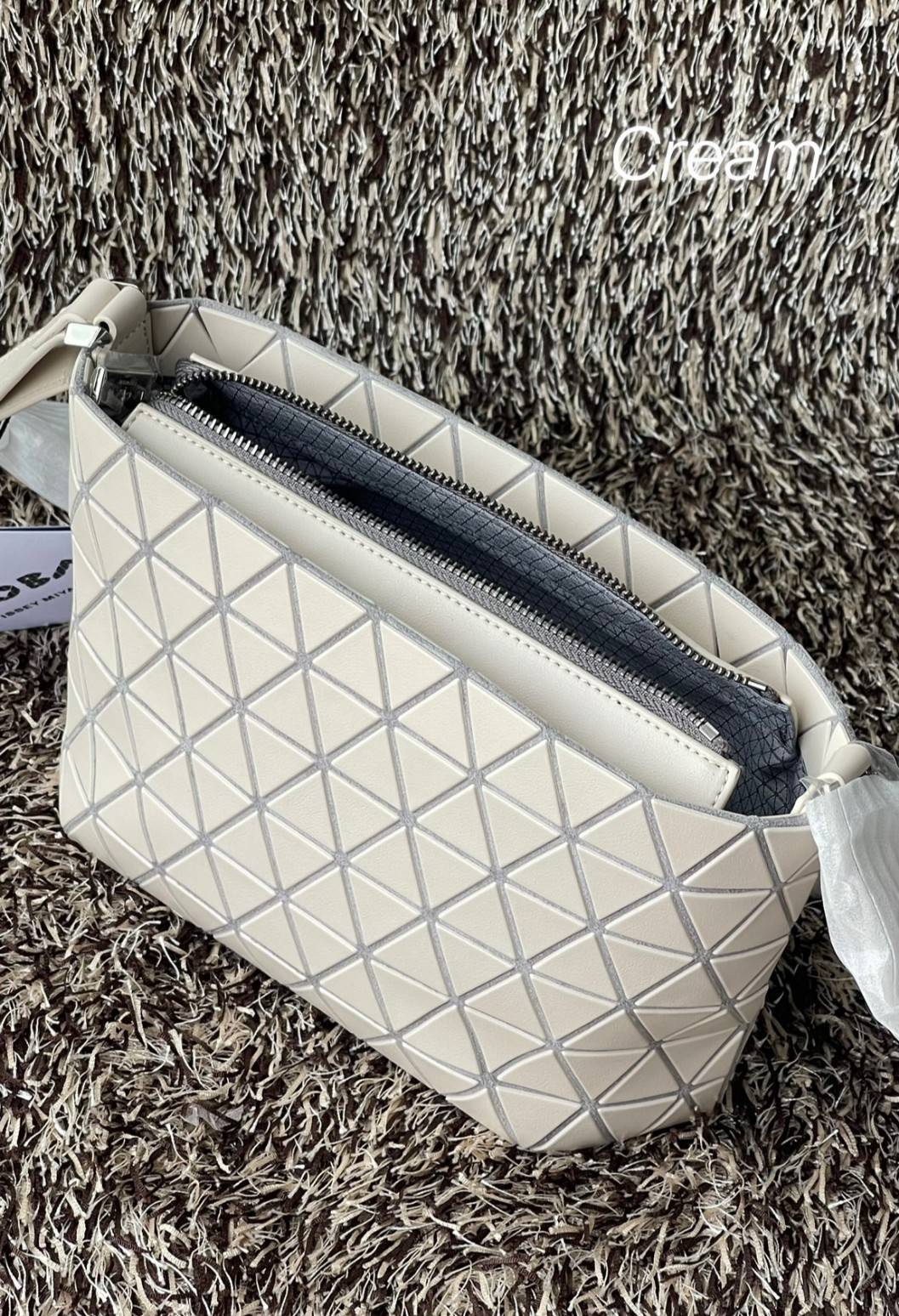 BAO BAO ISSEY MIYAKE Crystal Shoulder Bag งานดีไซน์ที่ดูเรียบง่ายทั้งรูปแบบการใช้งาน มีช่องเปิดปิดแบบซิปเพื่อให้คุณพกพาของมีค่าได้อย่างสบายใจป้องกันสิ่งของตกหล่น