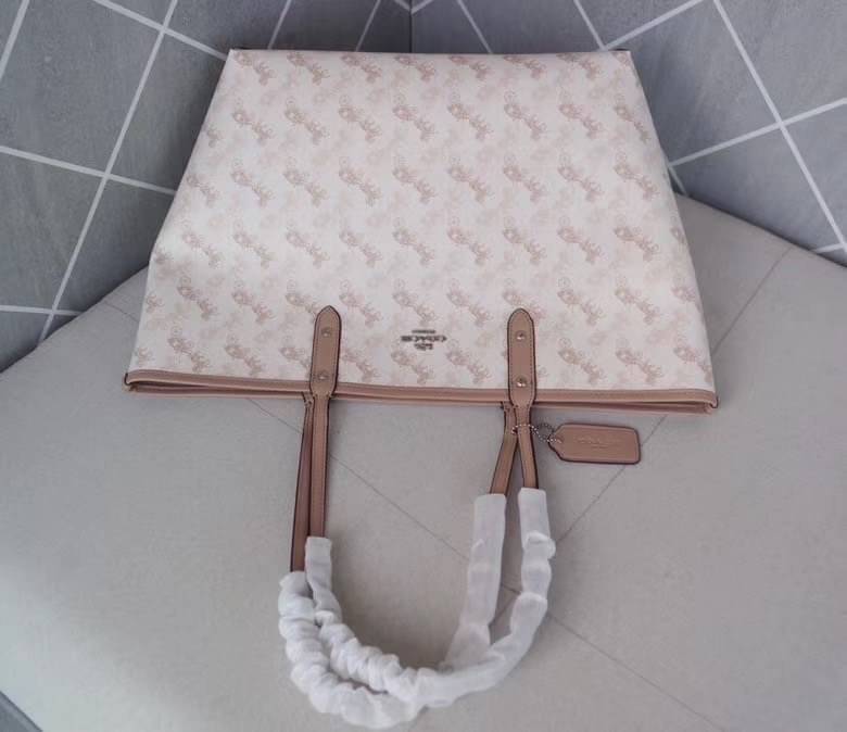 COACH 91107 REVERSIBLE CITY TOTE WITH HORSE AND CARRIAGE PRINT ใช้ได้ 2 ด้าน 🔺ทรง Tote รุ่นแนะนำค่ะ!! วัสดุ pvc อย่างดี นิ่มยวบตัวสวย ลายรถม้าทั้งใบค่ะ (ในไทยหายากค่ะลายนี้) 📌สามารถใช้ได้ทั้งด้านในและด้านนอกนะคะ สวยทั้ง2ด้านเลยทีเดียว เป็น