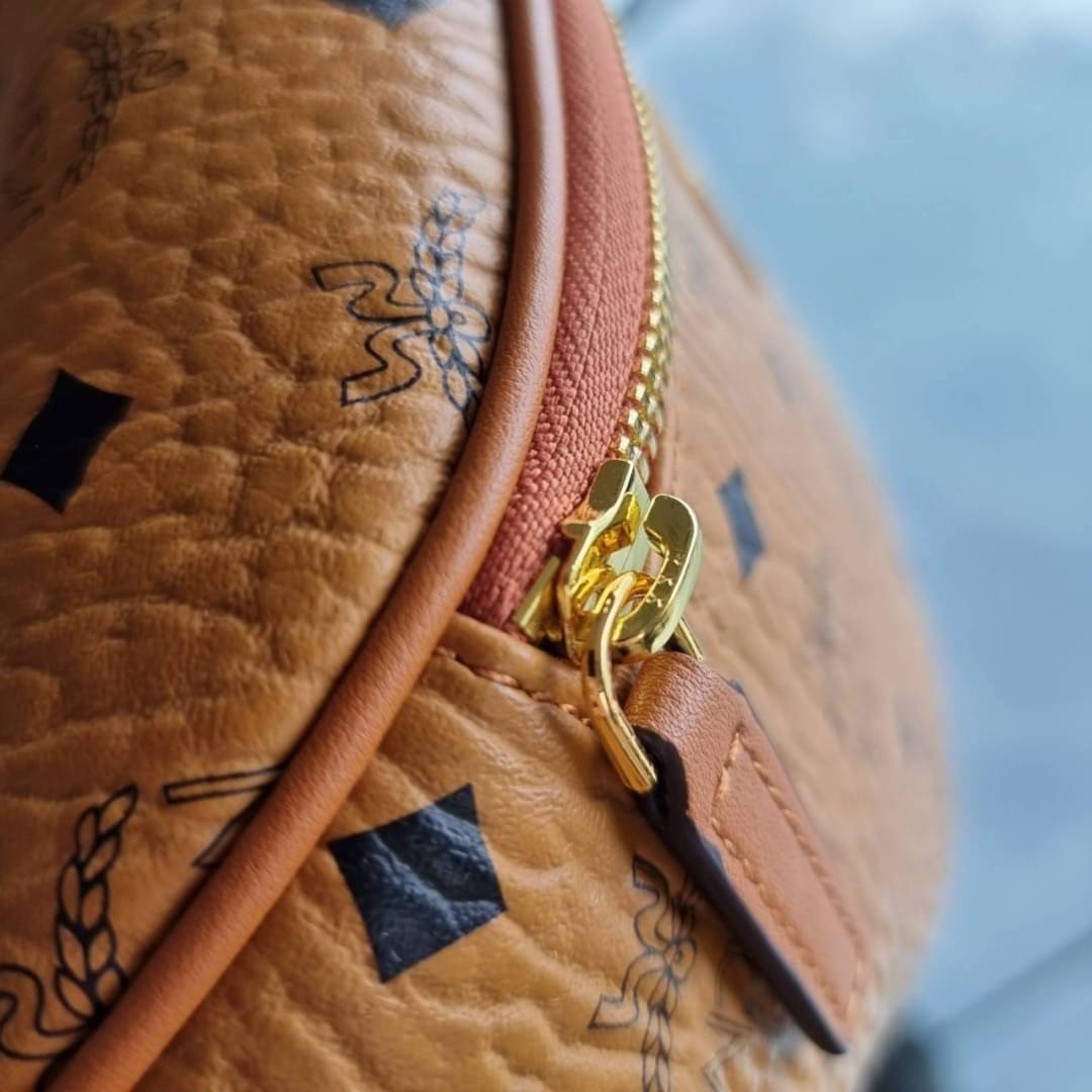 M.C.M STARK BELT BAG IN VISETOS รุ่นยอดฮิต!! หนุ่มๆสาวๆใช้ได้ไม่มีเบื่อ!! 🎉⭐️⚡️🛎 กระเป๋าคาดอกรุ่นขายดี ลายวิเซโต้เอกลักษณ์ ทั้งสปอร์ตและดูหรูในตัว ใช้งานง่าย ได้ทุกลุค วัสดุหนังแคนวาสคุณภาพดี มีช่องซิปหลัก และซิปรอง ภายในเป็นช่องโล่