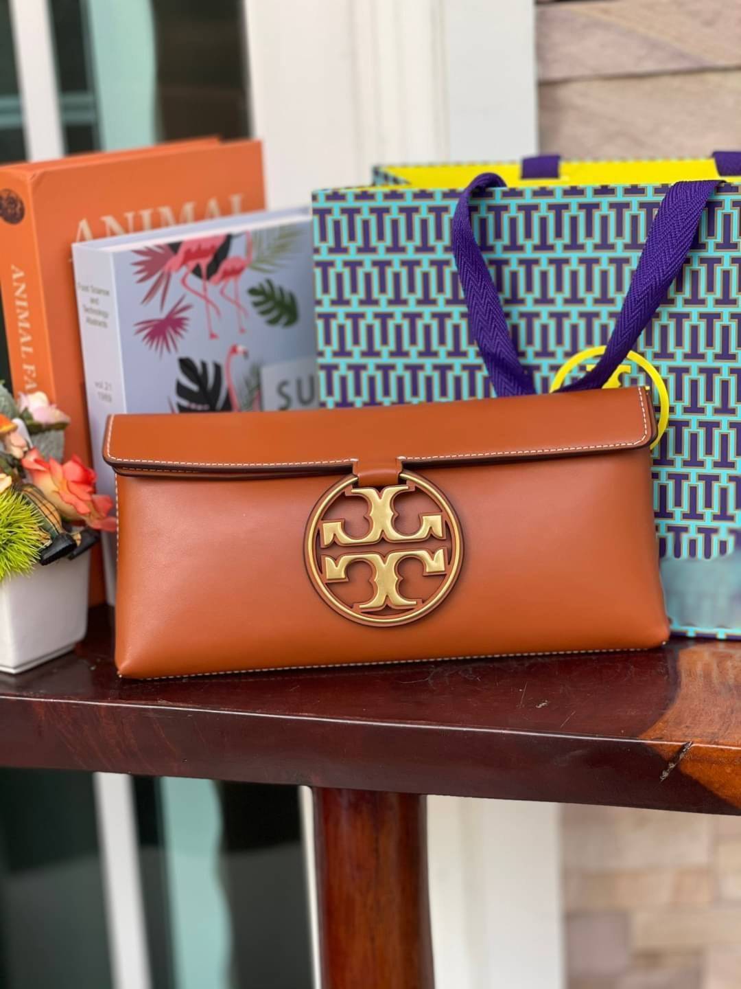 Tory burch Miller Metal clutch กระเป๋าคลัทช์ดีไซน์เรียบหรูออกแบบมาได้อย่างลงตัว ด้วยรูปทรงที่สวยงามและทันสมัย จากแบรนด์ Tory Burch ขนาดกำลังดี สามารถใส่กระเป๋าสตางค์หรือเครื่องสำอางค์ได้ตามขนาดกระเป๋า ในเรื่องของดีไซน์และอะไหล่สีทองดูแมทช์กันดีกับกระเป๋า 