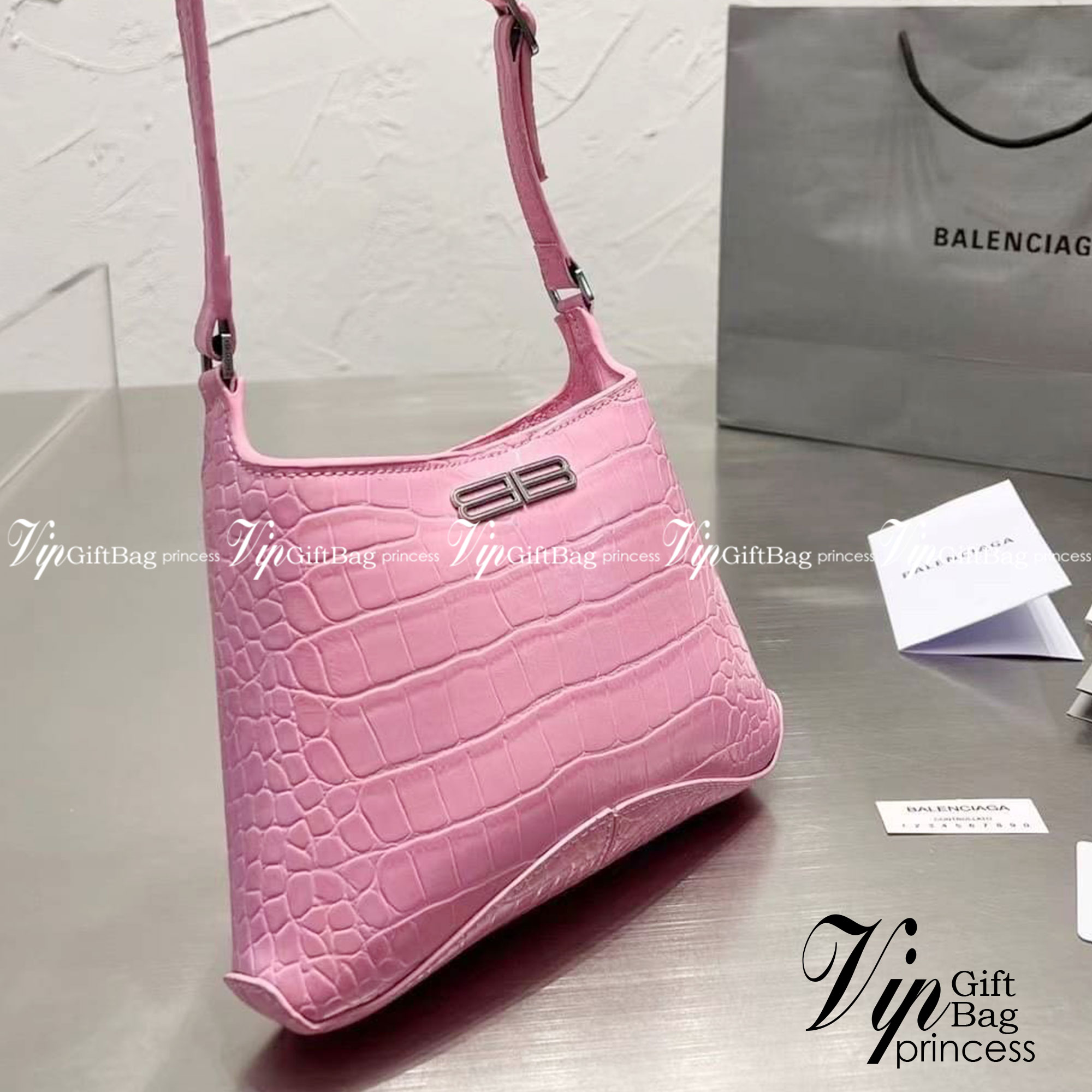 BALENCIAGA xx Small Hobo Bag / BALENCIAGA hobo Bag สุดหรูกับกระเป๋าสะพายทรงโท้ท ไซส์มินิ เรียบหรู ดูแพงมาก สีลูกคุณมากๆ!! ผิวสัมผัสดี ภายในโล่ง จุของได้เยอะ เป็นอีกหนึ่งไอเท็มแนะนำ ที่ไม่อยากให้พลาดเลยจ้า