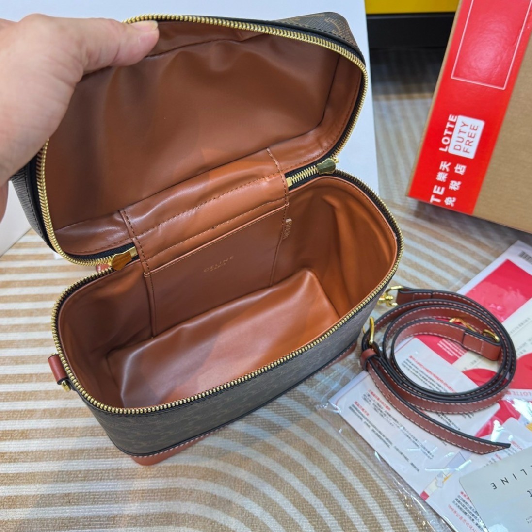 CELINE VANITY BAG พลาดไม่ได้เลยกับคอลสุดคิ้ว กับกระเป๋าถือ/สะพายได้ทรงกล่อง ใช้สะพายได้ทุกวันอย่างคล่องตัวดีไซน์ใหม่สวยลาสสิค