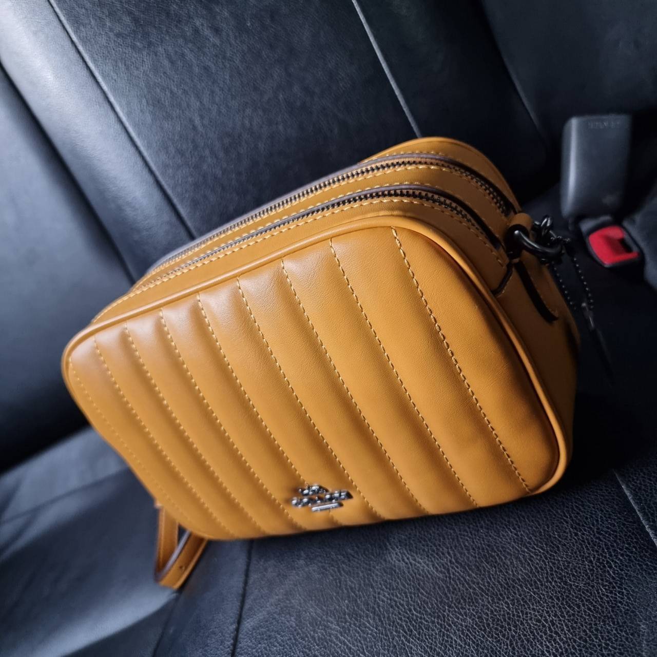 COACH C1569 JES CROSSBODY WITH LINEAR QUILTING ใหม่ล่าสุด!! กระเป๋าสะพายข้าง รุ่น 2 ซิป ใบใหญ่จุใจ ดีไซน์ใหม่ เพิ่มลูกเล่นให้ดูหรูหรายิ่งขึ้น วัสดุหนังสังเคราะห์บุเป็นลายเส้นสวยงาม เปิด-ปิดด้วยซิป 2 ช่องหลัก ใช้งานง่าย ทรงสวยมากๆรุ่นนี้ มาพร้อมสายสะพาย cr