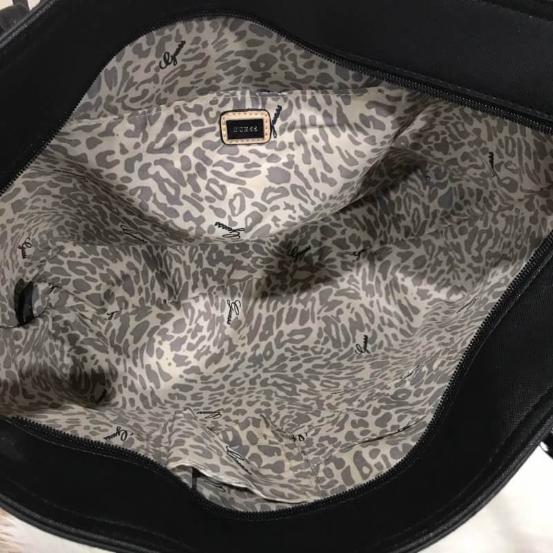 ReStock! พร้อมส่งดำ/น้ำตาลค่ะ GUESS SAFFIANO SHOPPER BAG กระเป๋าสะพายทรง Tote จากแบร์น GUESS วัสดุหนัง Saffiano สวยอยู่ทรงสไตล์ PRADA ขนาดใหญ่ น้ำหนักเบา ด้านหน้าปั้มโลโก้แบรนด์ พร้อมห้อย TAG โลโก้อะไหล่ตัว G และรูปหัวใจที่หูกระเป๋าถอดเเยกใช้ได้ เปิดปิดด้