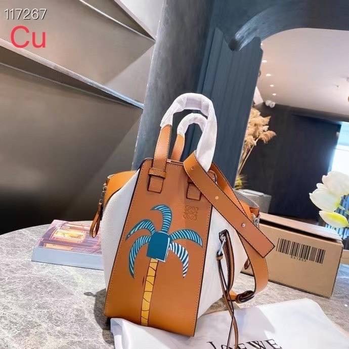 Loewe Hammock Bag / Loewe Small Hammock Leather Bag กระเป๋าถือหรือสะพาย รุ่น Rare items สุดๆ หนังสวยดีไซน์มีเอกลักษณ์ ใบขนาดกำลังดี น้ำหนักเบา สามารถปรับได้หลายทรง ด้านข้างมีซิปปรับขยายได้ ภายในโล่งกว้าง ใส่กระเป๋าสตางค์ กล้อง มือถือ ของใช้ได้เยอะ