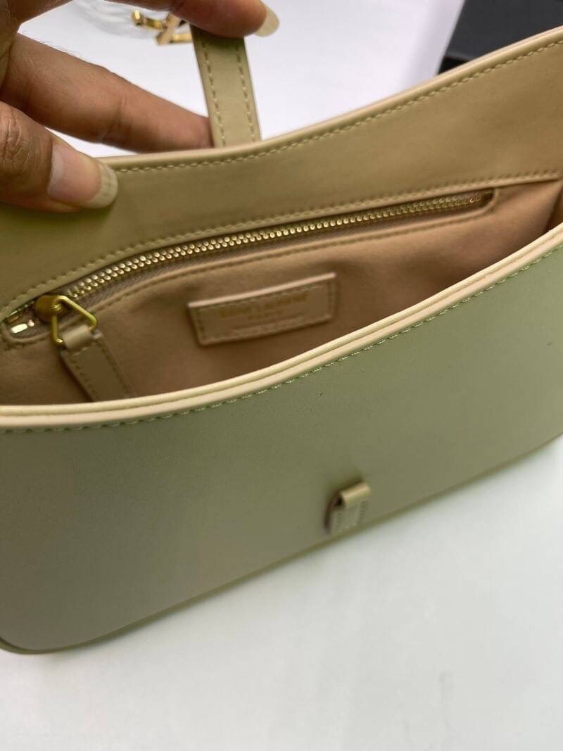 3สี VIP GIFT 】หนังแท้ Saint Laurent Le 5 à 7 Leather Hobo Bag รุ่นยอดนิยม รุ่นหายาก รุ่นที่สาวๆตามหา ใบนี้เลย!! สวยหรู กระเป๋าสะพายไหล่ ดีไซน์อยู่ทรง คลาสสิคแฝงความหรูด้วยโลโก้สีทองอร่ามโดดเด่น วัสดุหนังเรียบ สาวๆที่รออยู่ต้องรีบจัด รีบมีเป็นของตัวเองกันน