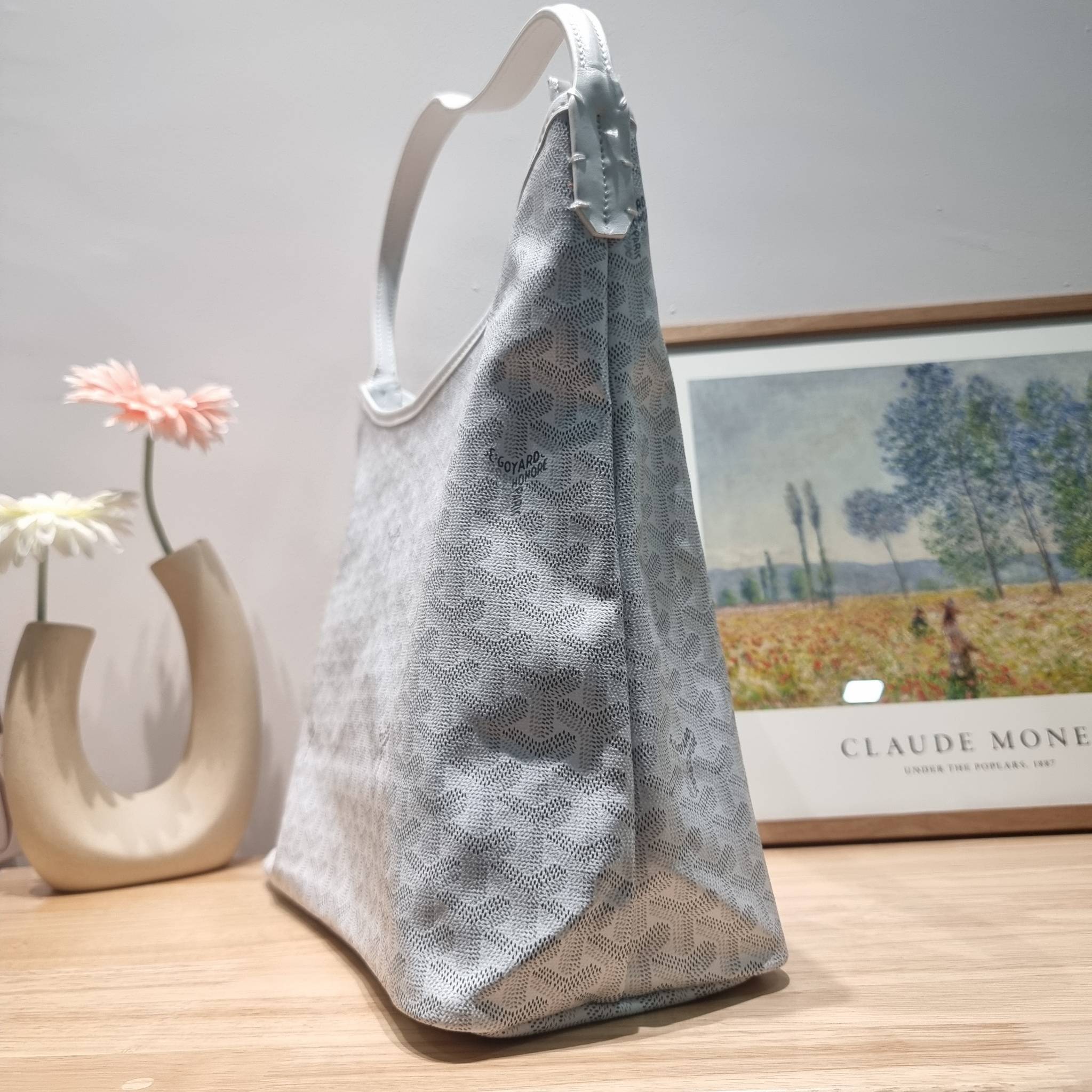 GOYARD BOHEME HOBO BAG / GOYARD HOBO กระเป๋าสะพายทรงโฮโบ ใบใหญ่จุใจ!! มาครบสีขายดี เลิศทุกสี รูปทรงคลาสสิค ดีไซน์เป็นเอกลักษณ์ วัสดุหนังแคนวาสพิมพ์ลายสวยคม ปากกระเป๋ามีซิปเปิด-ปิดกันของหล่นได้ ภายในโล่งกว้างมาก มาพร้อมสายคล้องในตัว ทนทาน สะพายสวยๆได้ทุกวั