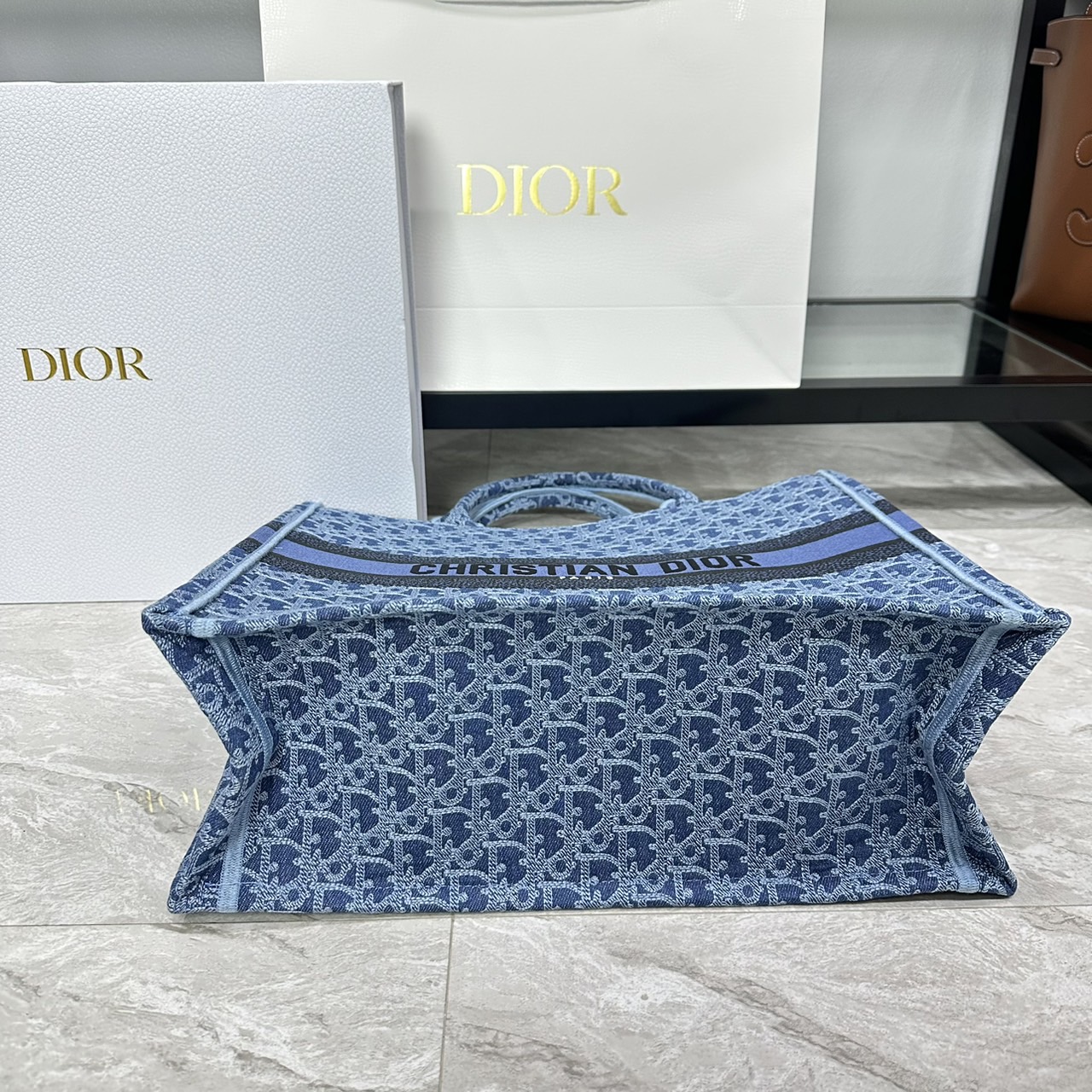 Large Dior Book Tote Bag Blue Denim Dior Oblique Jacquard กระเป๋าทรงโท้ท แก่นแท้ของความงามรูปลักษณ์ทันสมัย เดนิมหรูหรา