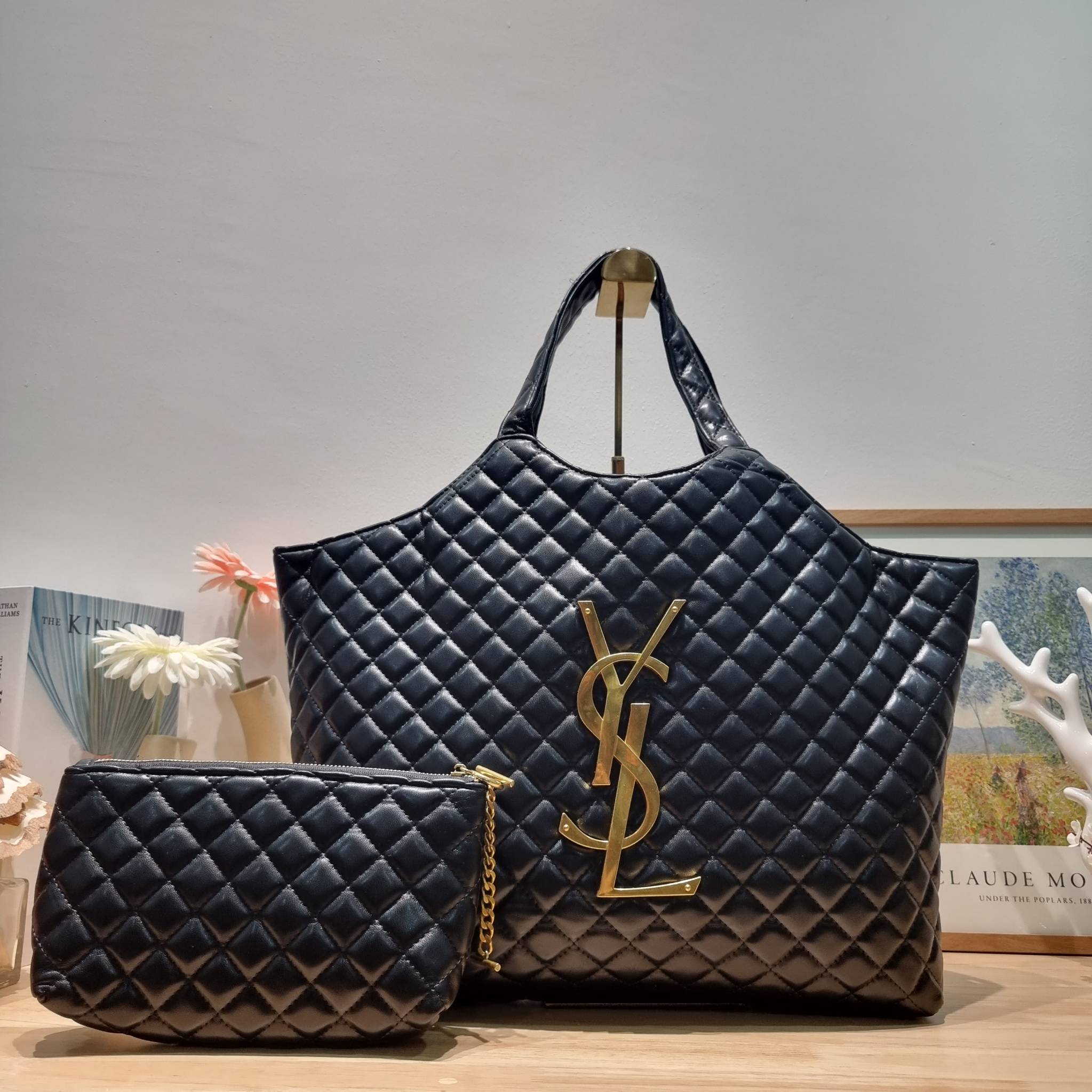 YSL tote bag / YSL ICARE MAXI SHOPPING BAG พร้อมส่ง 3 สี กระเป๋าใบใหญ่ทรงโท้ท ที่เอาอยู่ทุกลุค จุของได้แบบไม่ต้องกังวล พิเศษแถมใบลูกให้อีกใบ คุ้มค่ามากๆบอกเลย