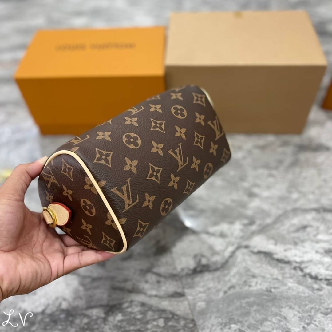LV Speedy Bandoulière 20 Bag Monogram Canvas กระเป๋าทรงหมอนไซส์เล็กน่ารัก ดีไซน์น่าใช้มากๆ พิมพ์ลายโมโนแกรม ภายในเป็นช่องกว้าง มาพร้อมสายสปอร์ตสวยเท่ห์มาก ใบจริงสวยเกินเบอร์!! ไม่ผิดหวังจ้า