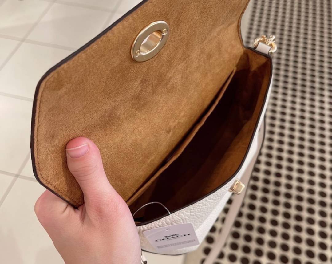 คอลเลคชั่นใหม่ ทั้งสวยทั้งคุณภาพค่ะ😘 COACH KARLEE CROSSBODY BAG 💐พร้อมส่ง ได้ไปไม่ผิดหวังแน่นอนค่ะ! สวยๆแบบคนดังระดับโลกกันค่าา กระเป๋าสะพายแบบครอสบอดี้ร์ หนังแท้นิ่มสวยงามมากๆค่ะ รูปทรงน่ารักกระทัดรัด เปิดปิดกระเป๋าแบบหมุนล็อค ภายในสามารถ