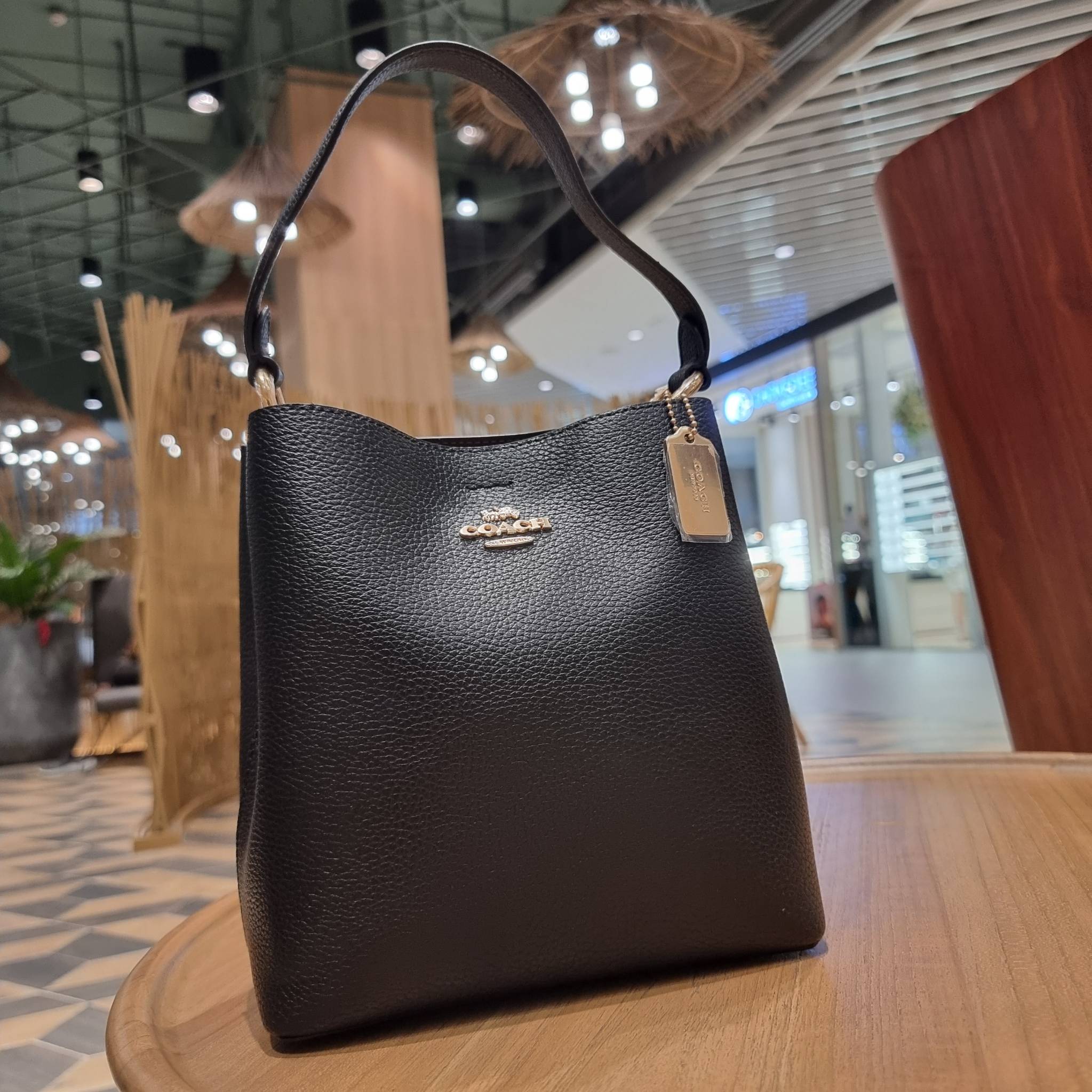 COACH 1011 SMALL TOWN BUCKET BAG รุ่นยอดนิยมใบเล็ก กระเป๋าทรงบัคเก็ต สีคลาสสิคเรียบหรู ตัดกับโลโก้สีทองดูโดดเด่น วัสดุหนัง pepble สวยคมทุกมุมจริงๆ!! เปิด-ปิดด้วยกระดุมแม่เหล็กทั้ง 2 ฝั่ง ภายในเป็นช่องโล่ง มาพร้อมสายสะพายปรับได้ตามตัว ขนาดใบนี้กำลังสวย สะพ