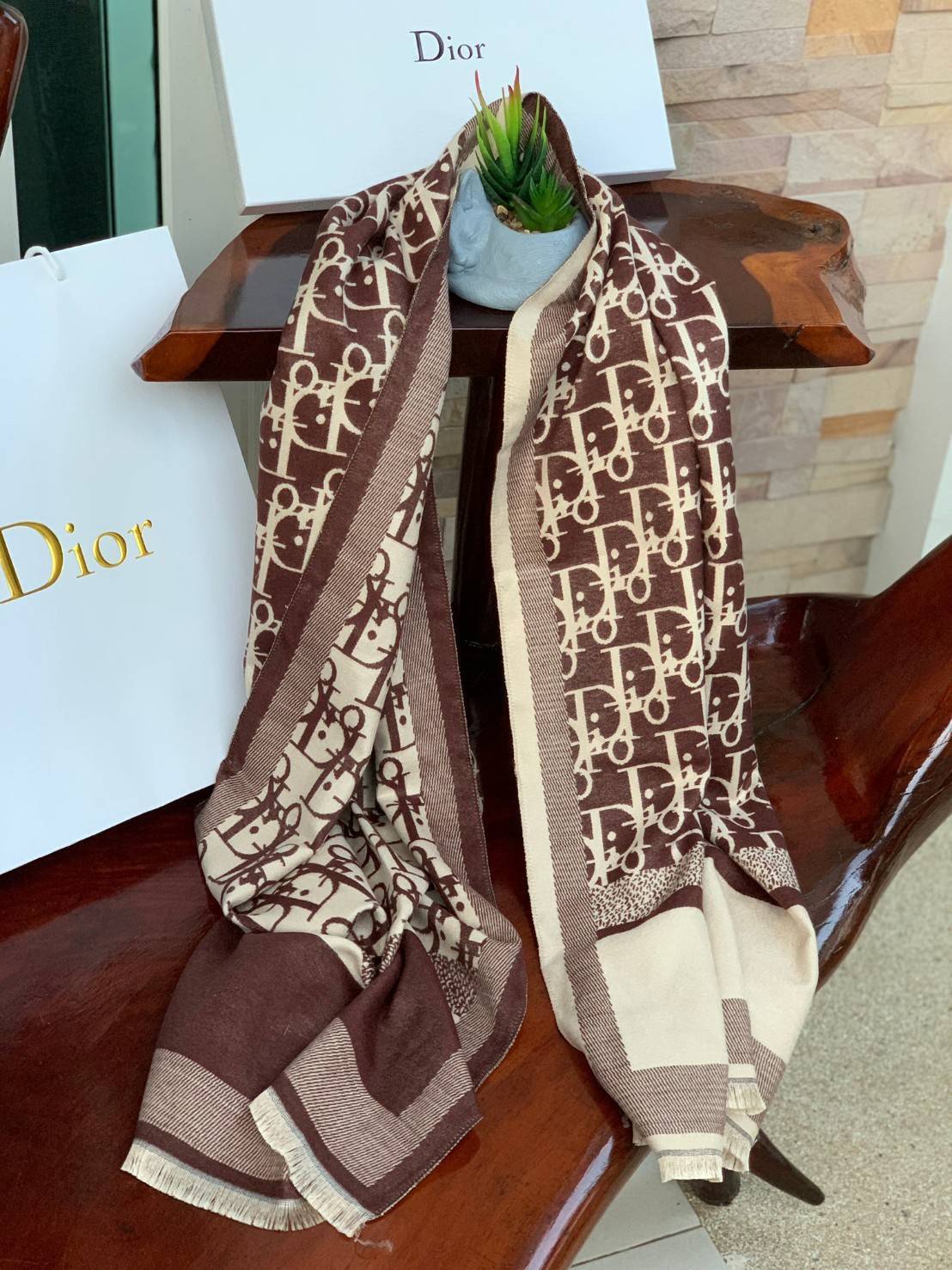 CHRISTIEN DIOR PARIS VINTAGE SILK SCARF สุดเอ็คเซ็คคลูทีฟกับแบรนด์ดังจากปารีส ด้วยงานพรีเมี่ยมกิ้ฟ ส่งมอบความรู้สึกดีๆให้กับคนที่คุณรัก ในรูปแบบผ้าพันคอและผ้าคุมไหล่ผืนใหญ่ให้ความอบอุ่น ถักทอด้วยผ้าcashmereลายวินเทจ มาพร้อมกล่องแบรนด์และถุงกระดาษกลายเป็นข