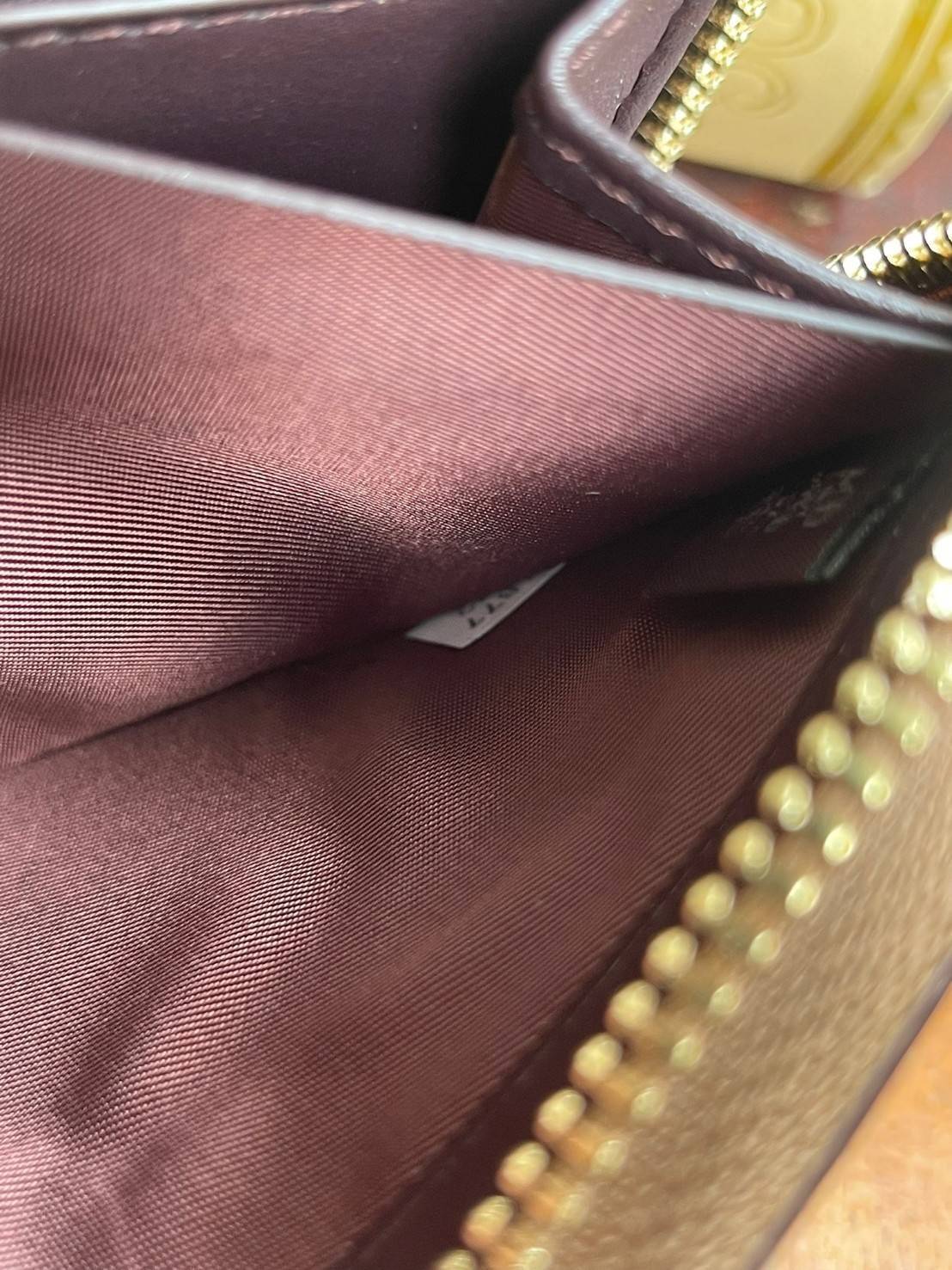 COACH ACCORDION ZIP WALLET IN SIGNATURE CANVAS กระเป๋าสตางค์ใบยาวนี้ที่เหมาะกับการใช้งานทุกรูปแบบ นอกจากเพิ่มความมั่นใจแล้ว ยังทำให้ชีวิตของเราง่ายขึ้นอีกด้วย โดยการเปิดปิดแบบซิปรอบ สามารถใส่ธนบัตร เหรียญ บัตรต่างๆได้หลายใบเลยทีเดียว ขนาดของกระเป๋าสามารถถ