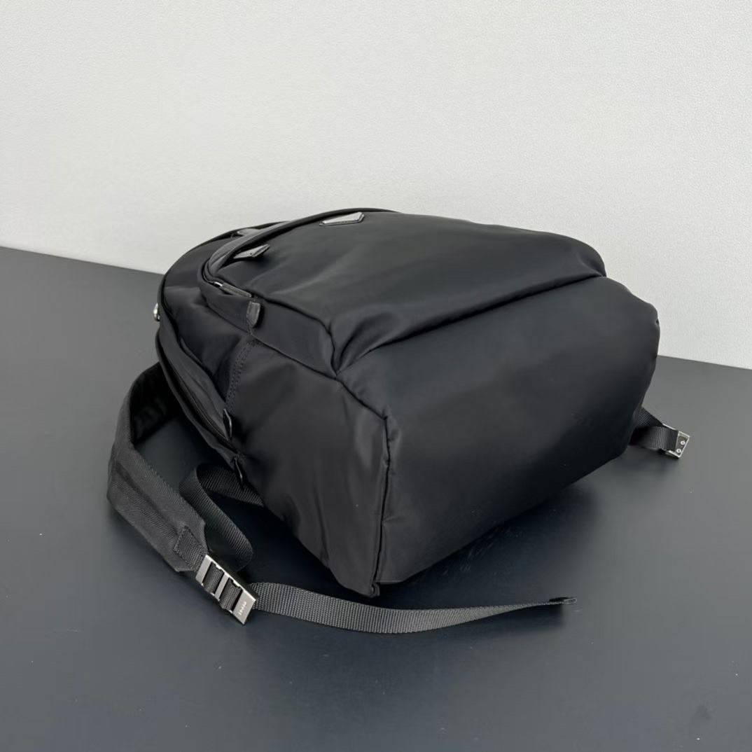 Ori หนังแท้ | Prada Re-Nylon and Saffiano leather backpack กระเป๋าเป้สะพายหลังไนลอนใบใหญ่จุของได้เยอะ ดีไซน์ล้ำสมัยสัมผัสความหรูหราคลาสสิก