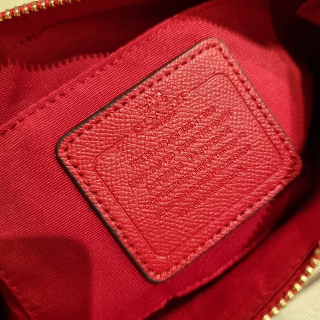 COACH 36674 TOP HANDLE POUCH IN SIGNATURE JACQUARD กระเป๋าทรงพอช ยอดฮิต ยกขึ้นแท่น ด้วยดีไซน์ที่ออกมาให้ใช้งานได้ง่าย ขนาดกำลังเหมาะ วัสดุหนังแคนวาสทนทาน ดีไปหมดขนาดนี้!! คุณลูกค้าถึงสั่งกันรัวๆจริงๆ ภายในโล่งกว้าง ใส่โทรศัพท์ได้ทุกรุ่น มาพร้อมสายคล้องแขน