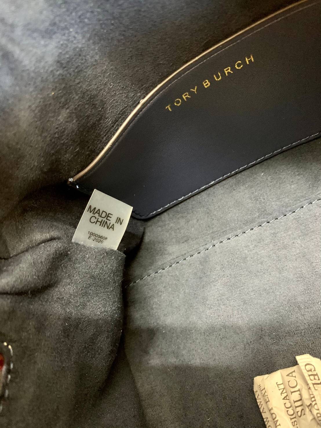 TORY BURCH T Monogram Color-block Barrel Duffle พร้อมส่งที่ไทย สวยก่อนใคร ใบใหญ่ ใส่จุไปเลยจ้าา😘 ✔️กระเป๋าทรงหมอน วัสดุหนังแท้ชั้นดีที่สุด หนังเรียบนิ่มสวย ✔️เปิดปิดกระเป๋าด้วยซิปคู่แบบมีหนังห้อย ภายในกว้างมากสำหรับไซด์นี้ หายห่วงไปเ