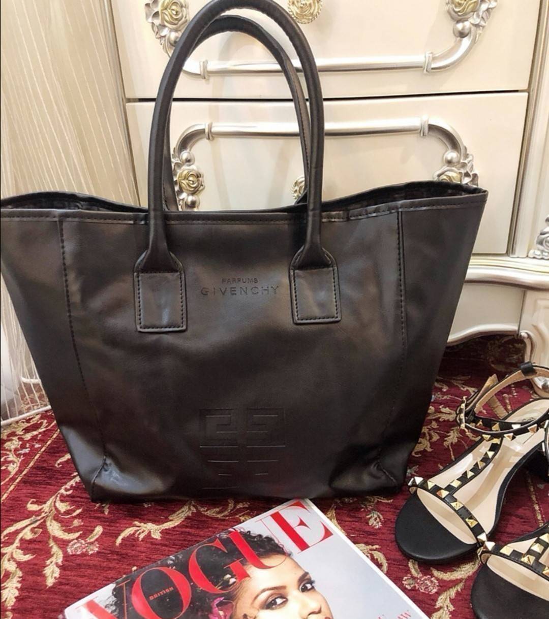 Givenchy Black Soft Leather Shoulder Handbags (Limited edition) กระเป๋าถือหรือสะพายพรีเมี่ยมของเเท้จาก "Givenchy Perfume Counter" วัสดุหนังนิ่มเรียบสีดำด้านหน้าปั้มโลโก้แบรนด์ GV ภายใน Polyester 100% สีดำสกรีนโลโก้สวยดูดี เปิดปิดด้วยกระดุมแม่เหล