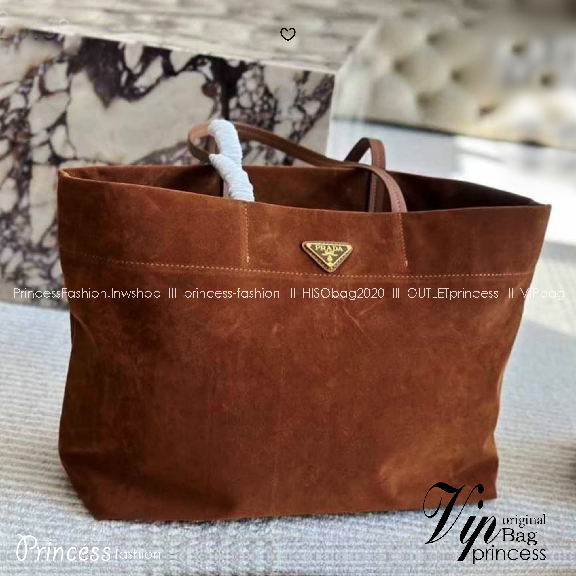 PRADA Suede Tote Bag Cocoa Brown กระเป๋าทรงโท้ทงานหนังกลับ สวยเด่นเป็นเอกลักษณ์มาก ดีไซน์เรียบแต่มากมีอยู่จริง สวยดูแพง ที่ไม่มีตอนนี้คือพลาด