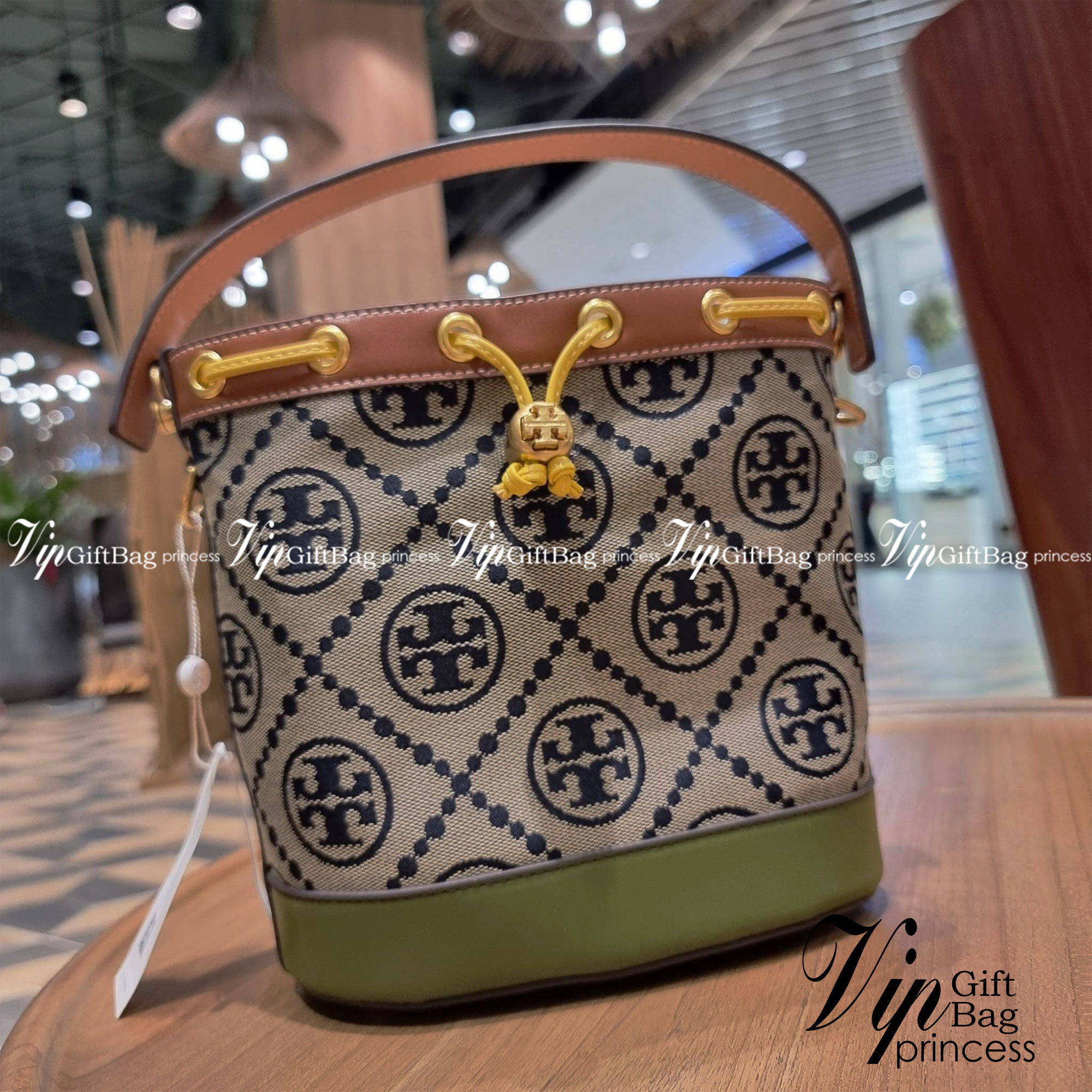 TORY BURCH T MONOGRAM COLORBLOCK JACQUARD BUCKET BAG ไอเท็มใหม่ที่ใครๆก็รอ กระเป๋าบัคเก็ตทรงสวย ที่ยังคงให้ความโดดเด่นด้วยลวดลายเอกลักษณ์ เพิ่มเติมดีไซน์บล็อคสี ตัดกันได้อย่างลงตัว ถักทอบนวัสดุ woven jacquard ลายคมชัด สลับส่วนของหนังแท้ ภายในเป็นช่องโล่งก