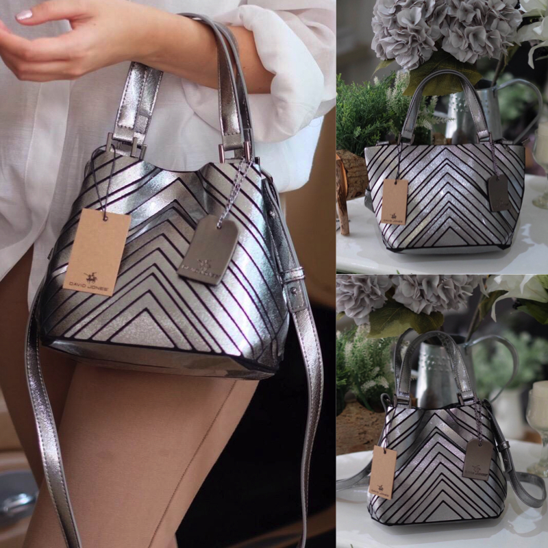 ลายใหม่ V shape หนังวิ้งๆ ลาย Limited edition หายาก สวย modern มากค่า 👍ปรับทรงได้ 2 แบบ น่ารักมาก สี Gloss grey สวยเข้ากับชุดง่ายมาก 💥💥น้ำหนักเบาเพียงแค่ 3.5 ขีดเท่านั้น !!!! 📌📌กระเป๋า จากแบรนด์ David Jones กระเป๋าส