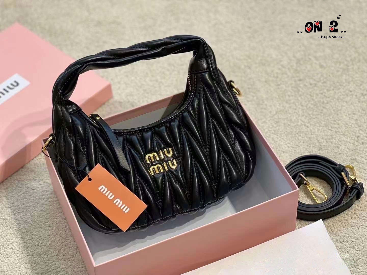 MIU MIU Wander matelassé mini hobo bag สะพายข้างมิวมิว ทรงยอดฮิต วัสดุตัวกระเป๋าทำจากหนัง bonded leather เอามาเย็บทำลายmiu miu งานจริงหนังนุ่มมากๆ นะคะ อะไหล่สีทอง สายสั้นสะพายไหล่ได้ มาพร้อมสายยาว ปรับระดับได้