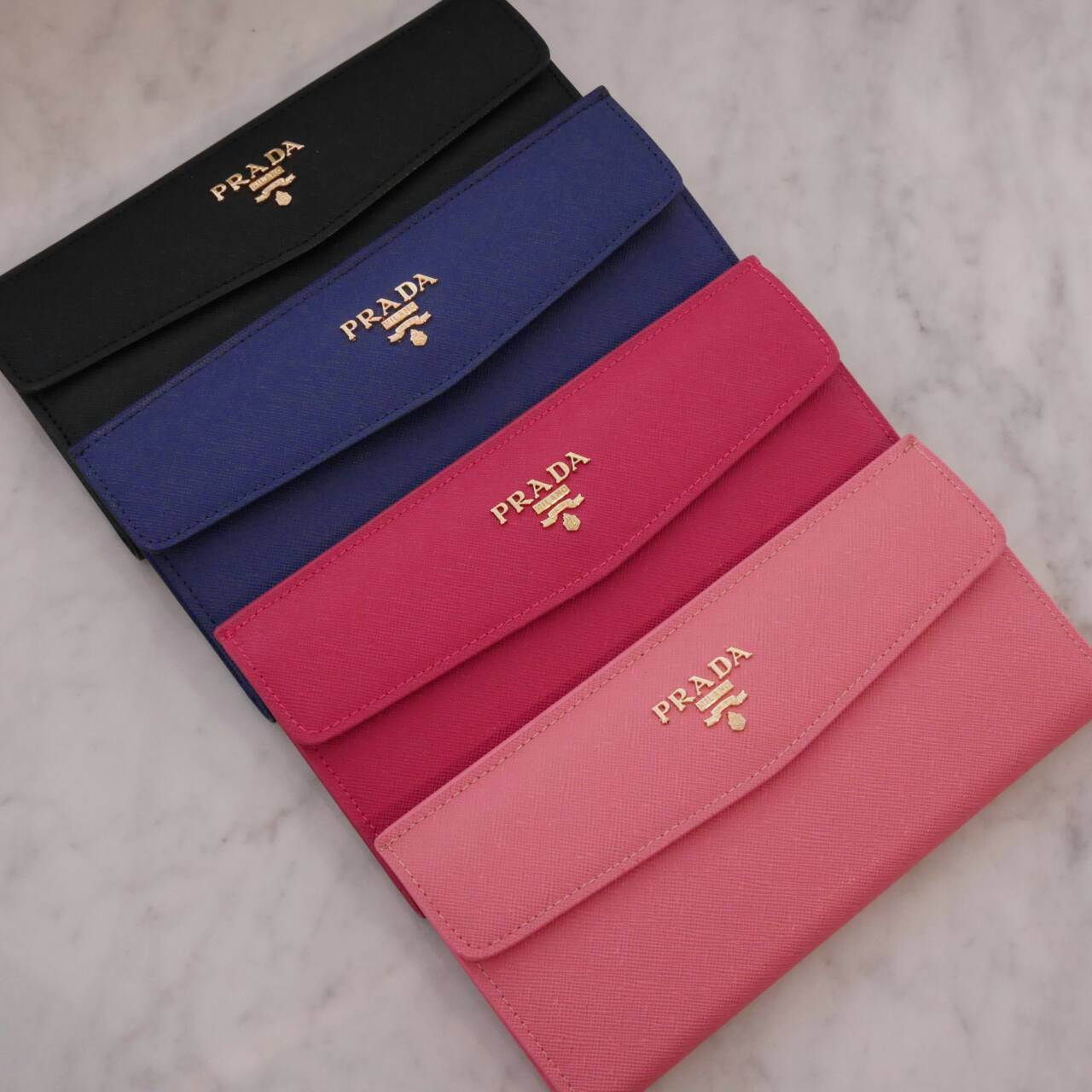 พิเศษ อุปกรณ์ครบset ค้า Best Seller~~ กระเป๋าสตางค์ยาว **ทรงหรู จากงานพรีเมี่ยมกิ้ฟ จากเคาเตอร์ต่างประเทศ จากแบรนด์ PRADA ลายหนัง saffiano ของแท้ 100% มีช่องใส่บัตร ถึง 12 ช่อง และช่องซิปใส่ของจุกจิกได้ น้ำหนักเบา จับถนัดมือ ขนาดกำลังดีคะ ถือแล้วดูดี อะไห