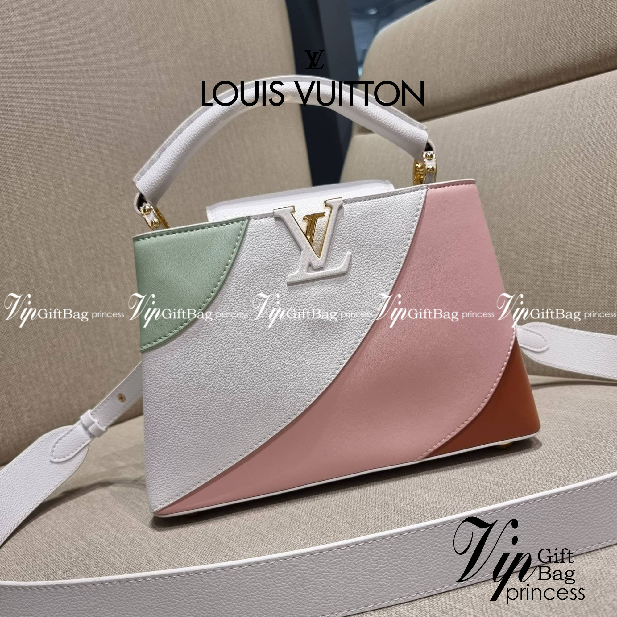 LV capucines top handle ที่สุดของความสวยในราคาเบาๆ กระเป๋าถือสุดหรู ดีไซน์ทรงคลาสสิค พร้อมลวดลายหรูหรา มาพร้อมหูจับในตัว ด้วยรูปทรงวินเทจและวัสดุหนังแท้ ขับผิว ทำให้ไอเท็มนี้สะกดทุกสายตาจริงๆ และยังมีลูกเล่นที่ฝาปิดกระเป๋า ที่สามารถปิด หรือสอดด้านใน ก็เห็
