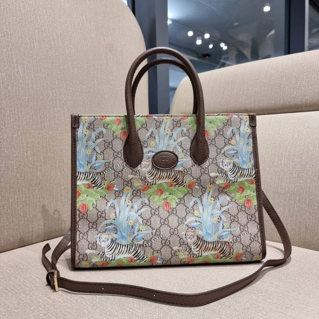 GUCCI Tiger GG small tote bag ใบใหญ่ อีกไอเท็มใหม่ ร้อนแรงไฟลุก!! ต้อนรับปีเสืออย่างเป็นทางการ จัดให้แบบเลิศๆ กับกระเป๋าทรงโท้ท วีไอพีพรีเมี่ยมกิ๊ฟ ไซส์ใหญ่ โดดเด่นด้วยลวดลายไม่ซ้ำใคร สวยเอกลักษณ์ วัสดุหนังแคนวาส ภายในโล่งกว้างมาก ใส่ของแบบแน่นๆ จุๆไปได้เ