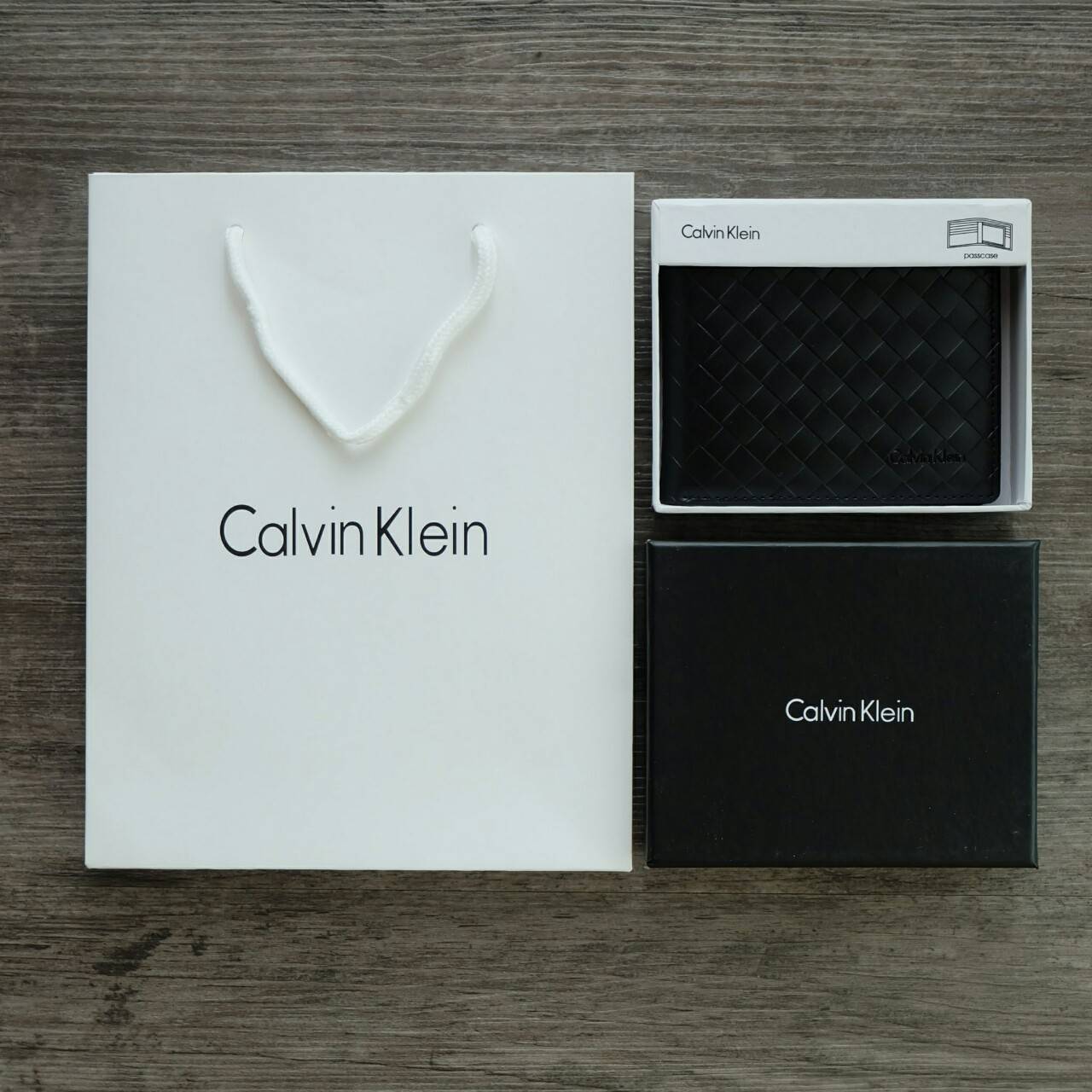 Calvin Klein Short Wallet กระเป๋าสตางค์ใบสั้น หนังลายสานรอบใบ ด้านหน้า ปั๊มแบรนด์ จะมอบเป็นของขวัญหรือใช้เองก็แนะนำค่ะ