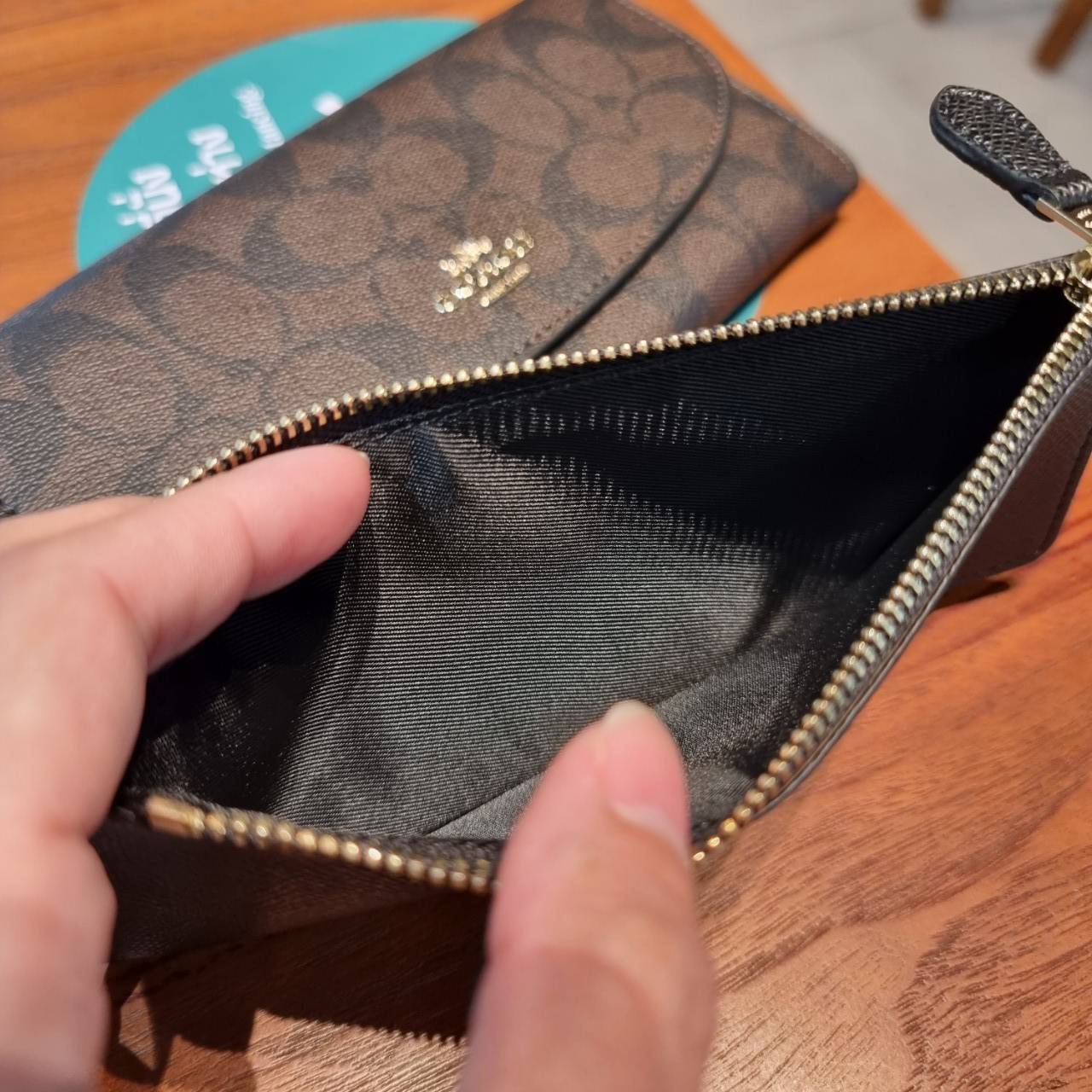 COACH F52601 POP SLIM ENVELOPE WALLET IN SIGNATURE รุ่นขายดี ขายหมด!! รุ่นหายาก!! เติมสต็อคจ้า!! กระเป๋าสตางค์รุ่นฝาพับ ดีไซน์เรียบหรู คลาสสิค ใช้งานง่ายและสะดวกมากๆ ด้วยซองซิปที่เสียบด้านหลัง ถอดแยกออกมาใช้ได้ หรือเอาออก พกกระเป๋าเดี่ยวๆก็ได้ ถือใบนี้ดูไ