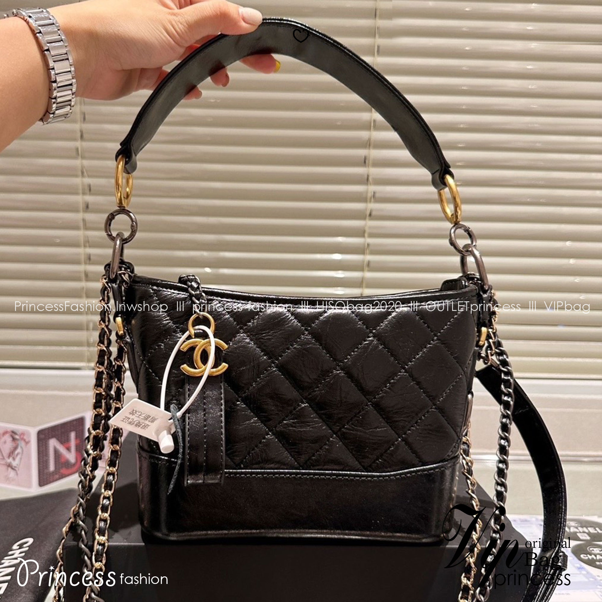 CHANEL Gabrielle Bag "รุ่นพิเศษแถมหูจับสายหนังโลโก้แบรนด์" กระเป๋าสะพายซิกเนเจอร์ ดีไซน์ไม่เหมือนใคร เป็นเอกลักษณ์ สวยคลาสสิค No.1 ต้องยกให้ไอเท็มนี้เท่านั้น