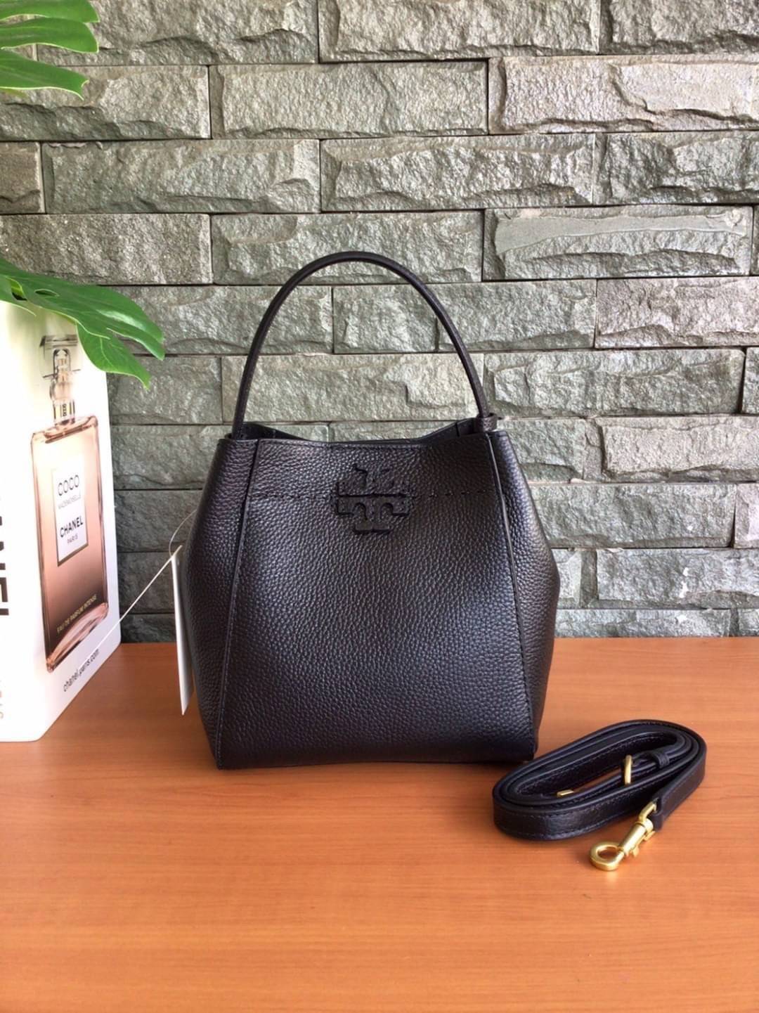 คอลเลคชั่นขายดี มากี่รอบๆ ก็หมดไวทุกรอบ!! TORY BURCH MCGRAW MINI BUCKET BAG กระเป๋าสะพาย และ ถือ คล้องแขน ทรงถัง สะพายได้ 2 ทรง ผลิตจากหนังแท้ หนังลูกวัว หนังนุ่ม หนังหอม น้ำหนักเบามากกก!! หนังลื่น นิ่มสวยมากๆ!! ด้านหน้าประดับโลโก้แบรนด์ ภายในโล่งกว้าง มี