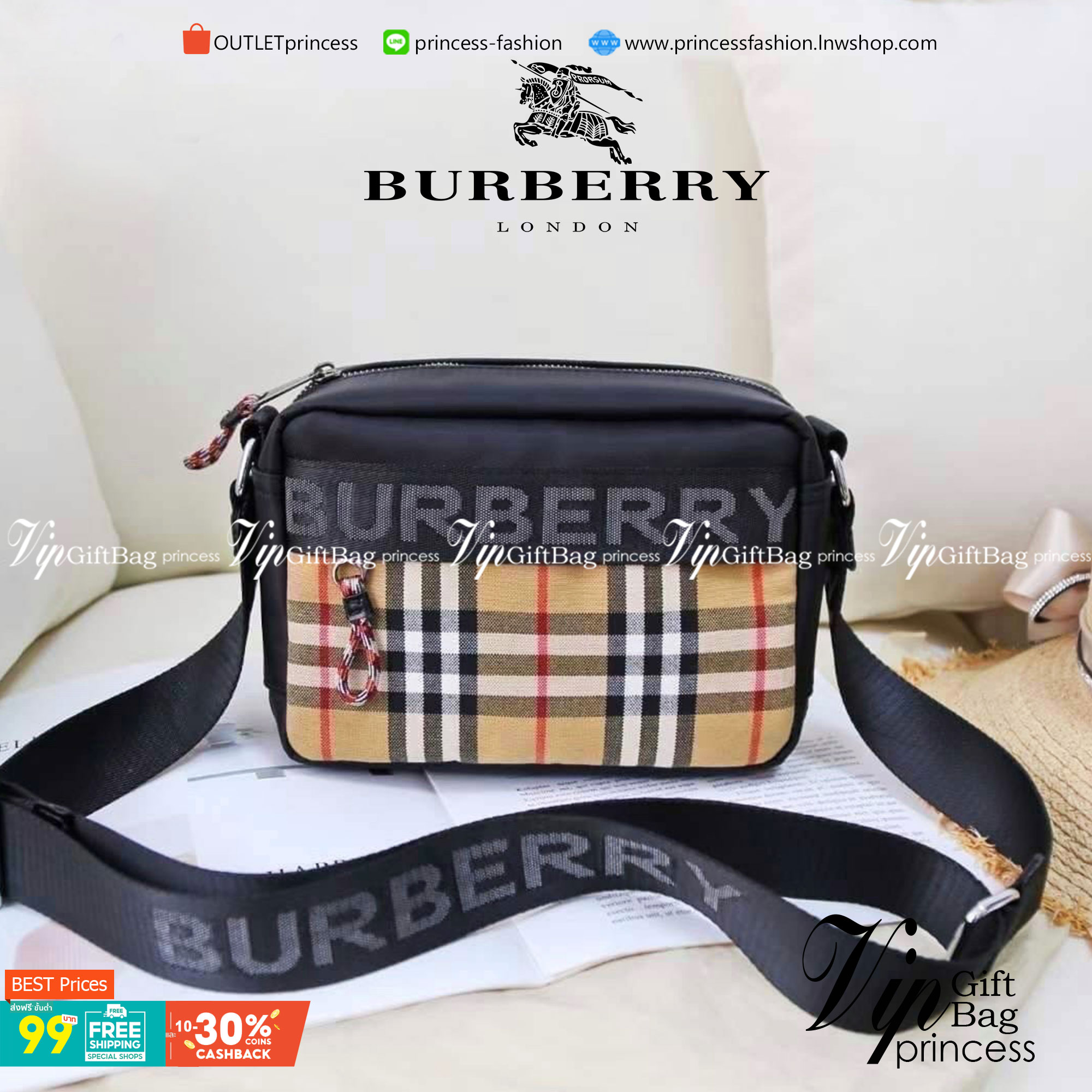 VIP 】BURBERRY FRAGRANCES CROSSBODY BAG VIP GIFT WITH PURCHASE (GWP) พรีเมี่ยมกิ๊ฟ Limited Edition จากน้ำหอม BURBERRY วัสดุ Nylon Canvas ทรงเหลี่ยมน้ำหนักเบามีโลโก้แบรนด์คาดด้านหน้าพร้อมช่องซิปใส่ของ เปิดปิดด้วยซิปหัวซิปแบรนด์สไตล์สปอร์ต ภายในมีช่องใส่บัตร