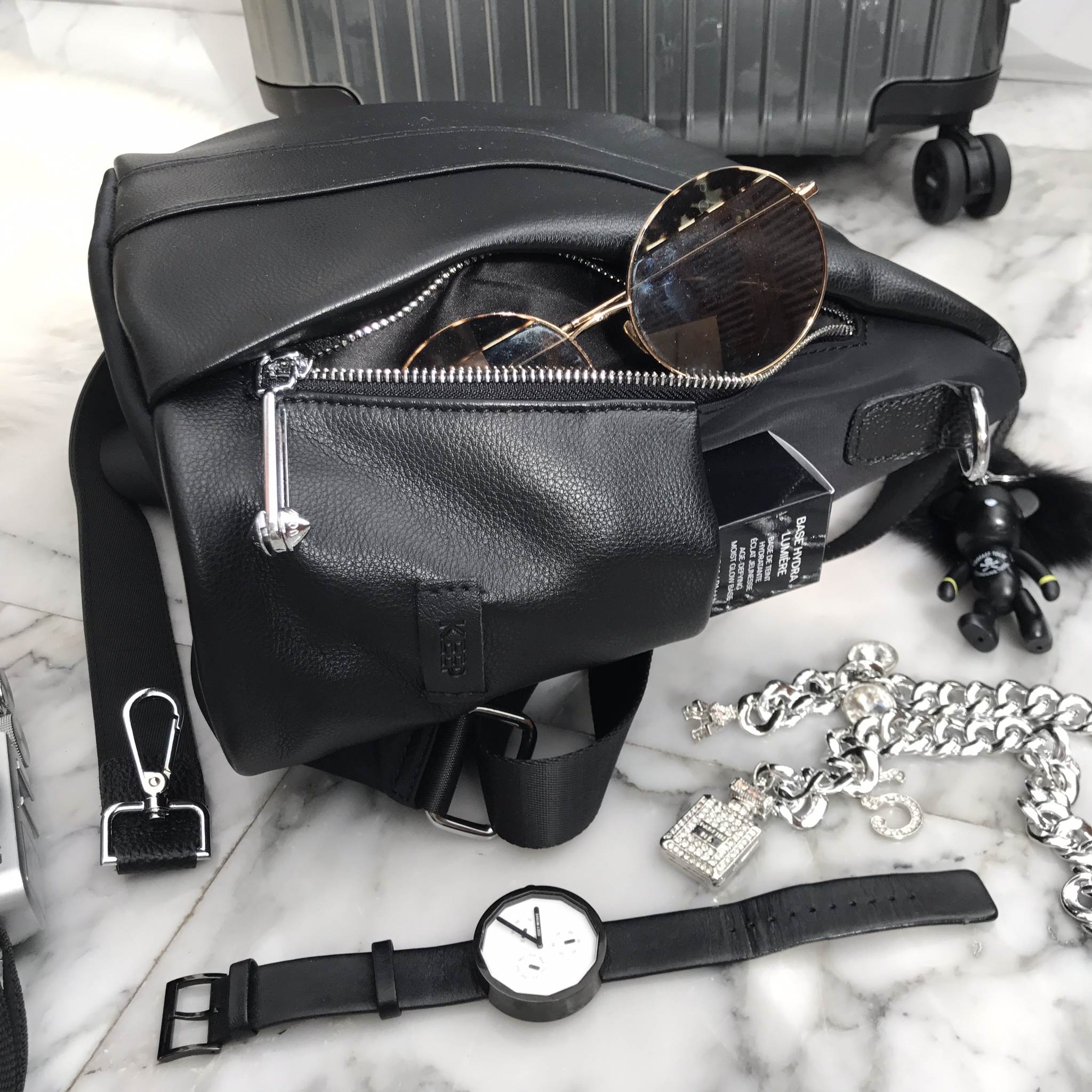 กระเป๋าเป้หนัง!!! ทรงน่ารักมากๆๆๆ จากแบรนด์ KEEP รุ่น Kyla backpack ใบนี้ มีสายสั้นหนังสำหรับสะพายไหล่ให้ด้วยคะ **จุดเด่นที่ >ตัวกระเป๋าทำจากหนังวัวสังเคราะห์ นิ่มมากลายหนังสวย >ตัวกระเป๋ามีสายสั้น ให้เพิ่มอีก 1 สายสำหรับสะพายไหล่คะ >ขนาดกระเป๋าก