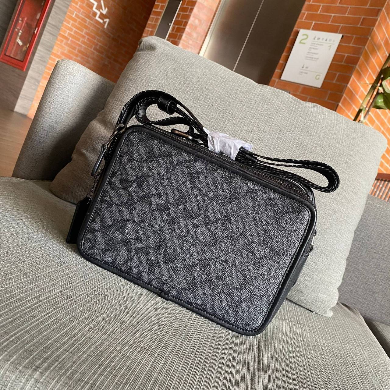 CHARTER CROSSBODY 24 IN SIGNATURE CANVAS (COACH C5341) 😎😎 กระเป๋าสะพายข้าง ไอเท็มยอดฮิตทรงหล่อ เรียบหรู ดูดี เป็นรุ่นที่หนุ่มตามหากันเยอะมาก วัสดุหนังแคนวาสสลับหนังแท้ เปิด-ปิดด้วยซิป 2 ช่อง มีช่องแยกใส่ของเป็นสัดส่วน สะพายไปเที่ยวหรือทำงา