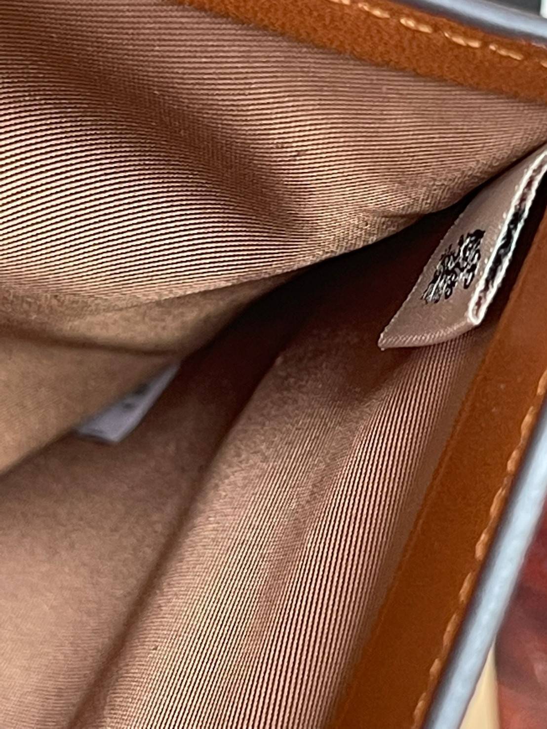 COACH C4117 MEDIUM CORNER ZIP WALLET IN SIGNATURE CANVAS WITH APPLE PRINT ดีไซน์ใหม่ล่าสุด!! คอลเลคชั่นลายพริ้นท์แอปเปิ้ลแดงโดดเด่นบนพื้นลายซิกเนเจอร์ เพิ่มลูกเล่นให้กระเป๋าสตางค์ของคุณ กระเป๋าสตางค์ใบกลาง ขนาดกำลังเหมาะมือ วัสดุหนังแคนวาส ดูแลรักษาง่าย ม