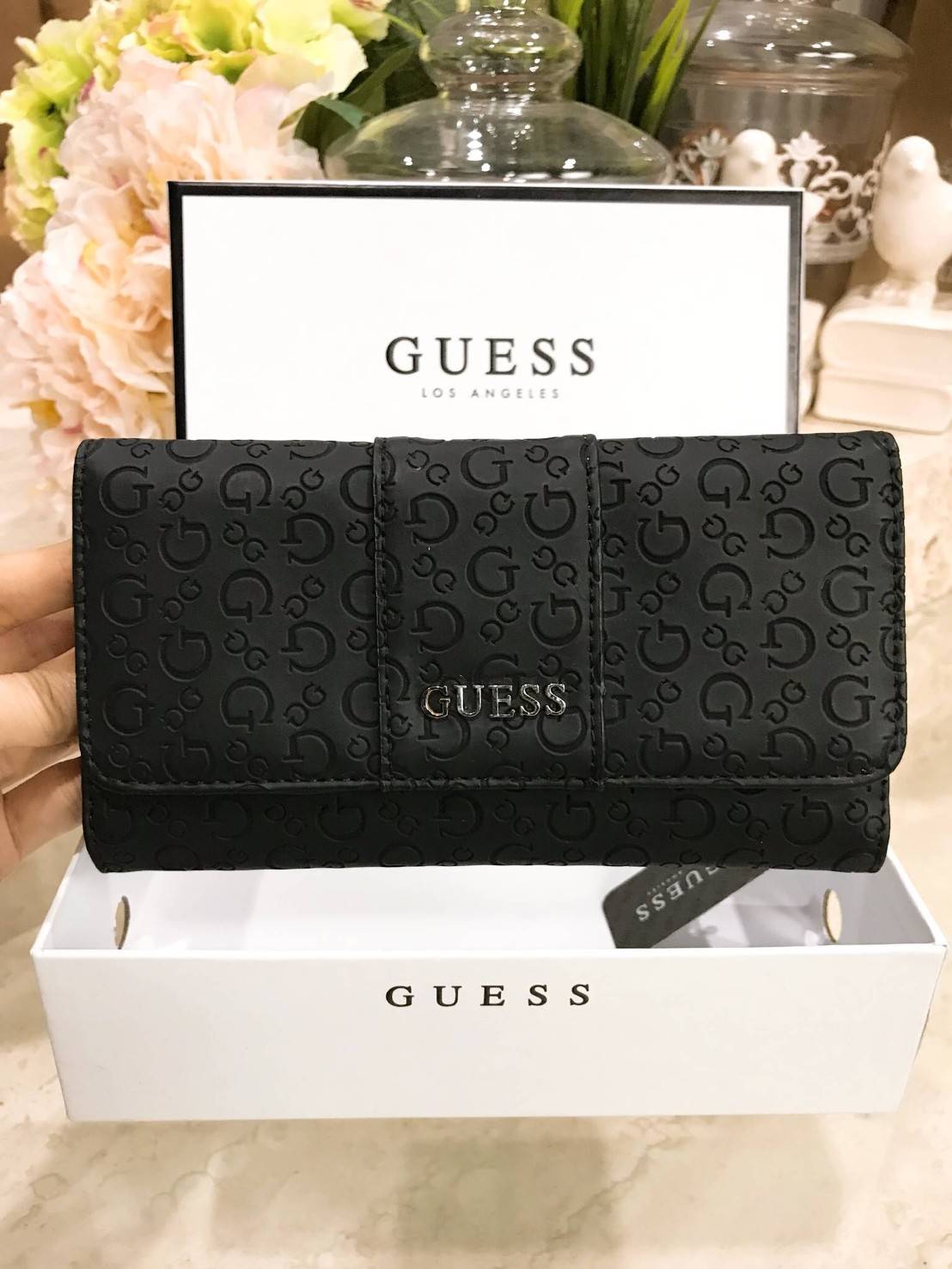 GUESS FACTORY WOMEN'S WALLET กระเป๋าสตางค์ใบยาว3พับดีไซน์ยอดนิยมหนังปั้มโลโก้รอบใบด้านหน้าประดับโลโก้แบรนด์สวยหรู เปิดปิดด้วยฝาปิด ภายในมีช่องใส่รูป ช่องใส่ธนบัตร แบงก์พัน และช่องใส่บัตรหลายช่อง แยกเป็นสัดส่วน ภาพถ่ายจากสินค้าจริง ตัวจริงสวยน่าใช้ค่ะ