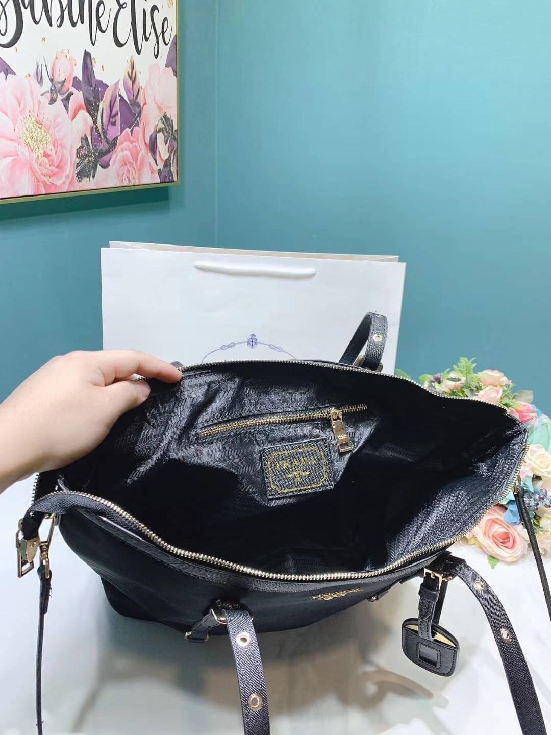 Best Price! & Hot item! สุดคุ้ม 👏👏 งานใบใหญ่ **ใส่ของจุใจ จากงานพรีเมี่ยมกิ้ฟ จากเคาเตอร์ต่างประเทศคะ แบรนด์ PRADA เป็น กระเป๋าผ้าไนล่อน ตามแบบฉบับของแบรนด์เลย หลงรักเลยคะ สะพายไหล่ได้ ถือก็สวยๆ ใช้แล้วสวยมากๆ ใส่ของได้เยอะเว่อร์ คุ้มราคา 