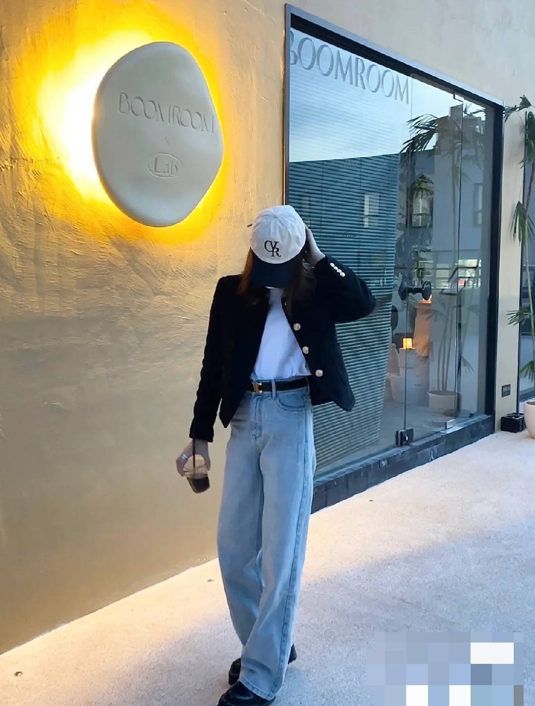 Celine belt with gift box set เข็มขัดซีลีนสุดคลาสสิค วินเทจ เรียบง่าย ผู้ดี เป็นซิกเนเจอร์ ด้วยดีไซน์อะไหล่สีทองวินเทจ ทำให้ใช้งานเป็น everyday use ได้เลย วัสดุหนังอย่างดี