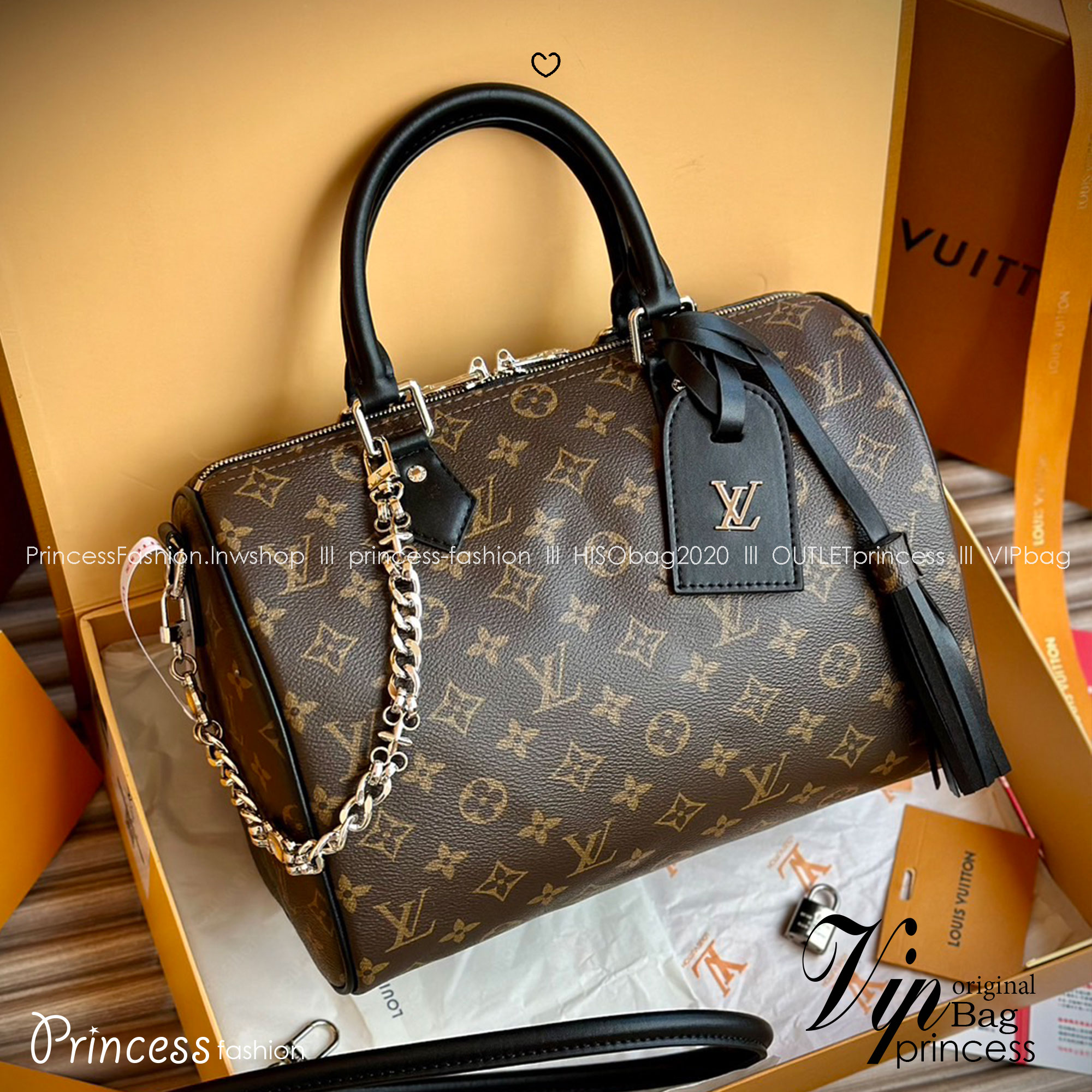 LV Speedy Soft 30 Dark Bag Monogram Black กระเป๋าทรงหมอนสปีดี้รุ่นใหม่ใบใหญ่ดีไซน์สวยสะดุดตา พร้อมโซ่สีเงินห้อยสวยโดดเด่น เพิ่มกิมมิกด้วยพู่ห้อย เป็นเพื่อนคู่ใจในการเดินทางที่สมบูรณ์แบบ เพิ่มสัมผัสหรูหรามีระดับ