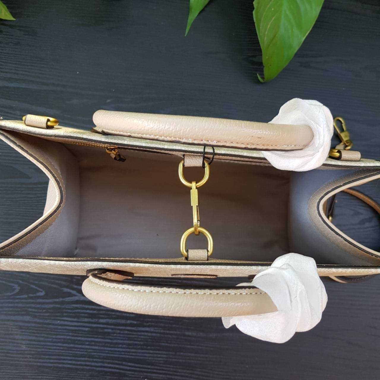 GUCCI Small tote bag with Interlocking G กระเป๋าทรงTOTE ใบใหญ่สุดหรูหรา คลาสสิค จุของได้เยอะ มาพร้อมสายสะพายยาว สามารถถอดเก็บได้ ใช้ได้ทุกโอกาส เป็นอีกรุ่นที่โดดเด่นมากๆ