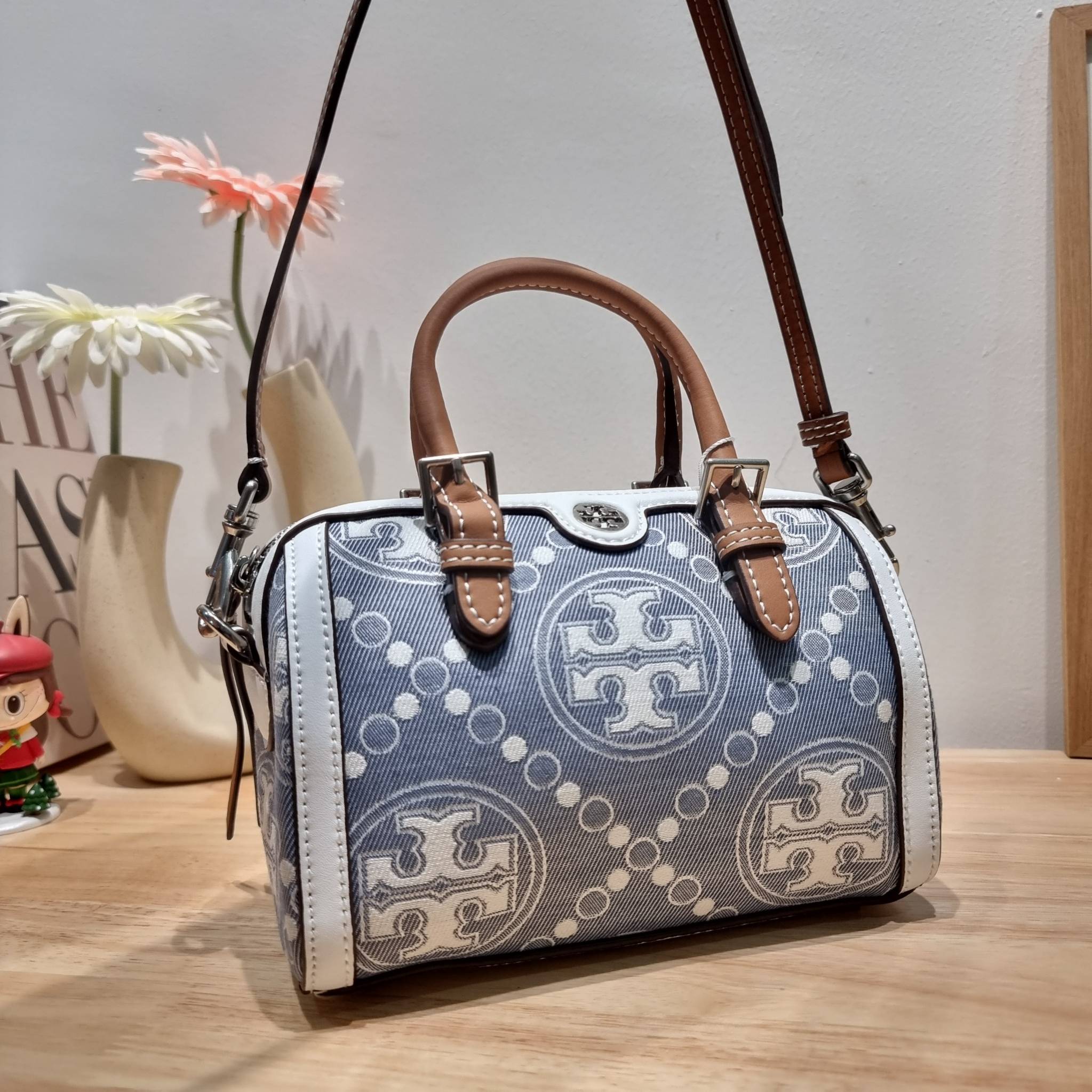 TORY BURCH Petite T Monogram Denim Barrel Bag / TORY BURCH MINI T MONOGRAM DENIM TOTE คอลเลคชั่นใหม่รับซัมเมอร์นี้ กับกระเป๋าสะพายทรงโท้ท ไซส์มินิ ดีไซน์โทนสีฟ้า สวยคม