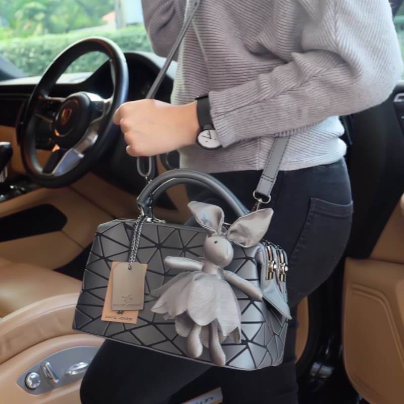 ☃ #กระเป๋าจากงานOutletแท้ 🎈#ภาพถ่ายจากงานขายจริงทั้งหมดนะคะ 🎄 สีเข้าใหม่รุ่น หายากคะ 👍ทรง speedy ขายดี น่ารักมาก สี Metallic grey ( สีเทาเข้มคะ ) มาพร้อมกระต่ายเข้า set เลิศคะ กระเป๋า จากแบรนด์ David Jones กระเป๋าสะพายข้างดี