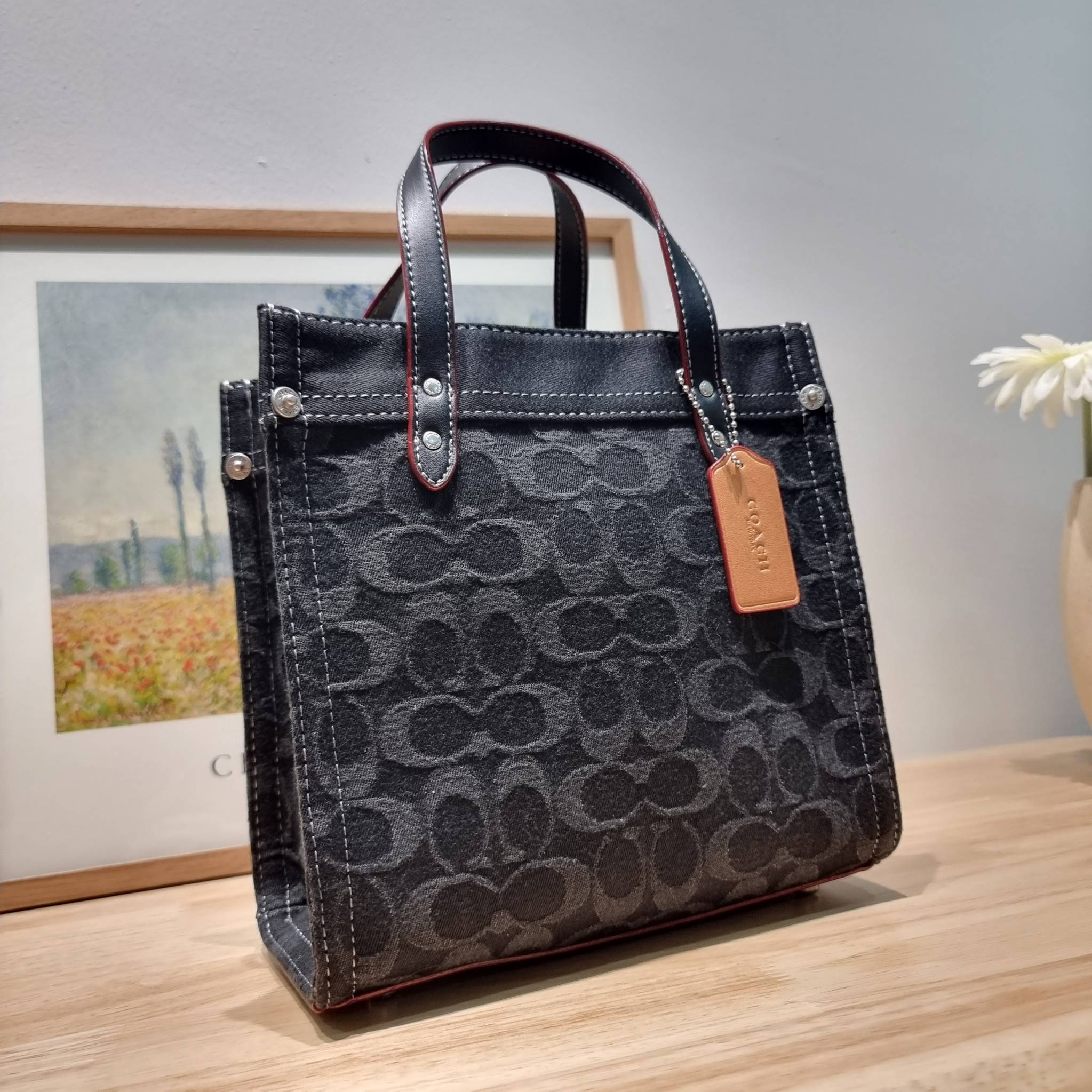 COACH CG091 FIELD TOTE 22 IN SIGNATURE DENIM คอลเลคชั่นใหม่ สีหายาก กับกระเป๋าทรงโท้ท ไซส์กำลังสวย ดีเทลปั๊มผิวเต็มใบ ดูดี มี texture
