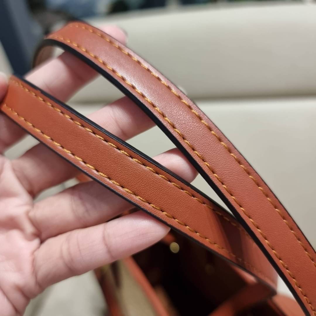 VIP 🥂 LV RAFFIA TOTE BAG ไอเท็มเอ็กซ์คลูซีพใหม่ล่าสุดก่อนใคร กระเป๋าสะพายใบใหญ่รุ่นลิมิเต็ด หายาก ด้วยวัสดุสังเคราห์จากธรรมชาติ สานเต็มใบออกมาเป็นลวดลายสวยงาม และยังโดดเด่นด้วยโลโก้ สีโทนอุ่น ทำให้ไอเท็มนี้ ดูดีน่าค้นหา ด้วยทรงโท้ทที่ทำให้สามารถจั