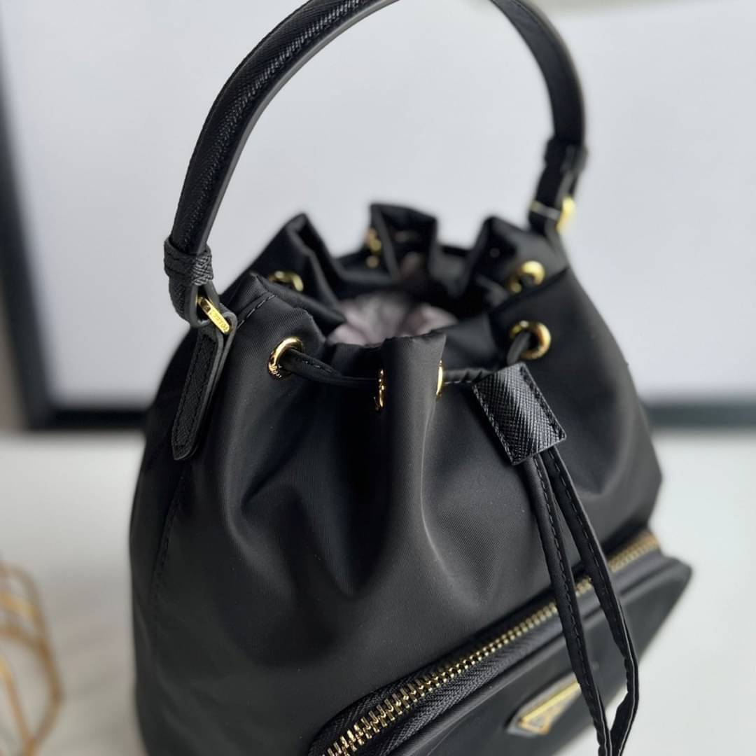 Prada Duet Re-Nylon Bucket shoulder bag / Prada Nylon bucket bag Pastel เกรดใช้สลับใบจริง ออริจินอล ใช้งานต่างประเทศได้ น้องสาวสุดสวยมาให้จับจองอีกหนึ่ง สีพาสเทลน่ารักละมุนมากๆ ค่ะ กระเป๋าสะพายข้าง ทรงขนมจีบ ไซส์มินิ ขนาดน่ารักน่าใช้มาก วัสดุขอบหนังแท้ แล